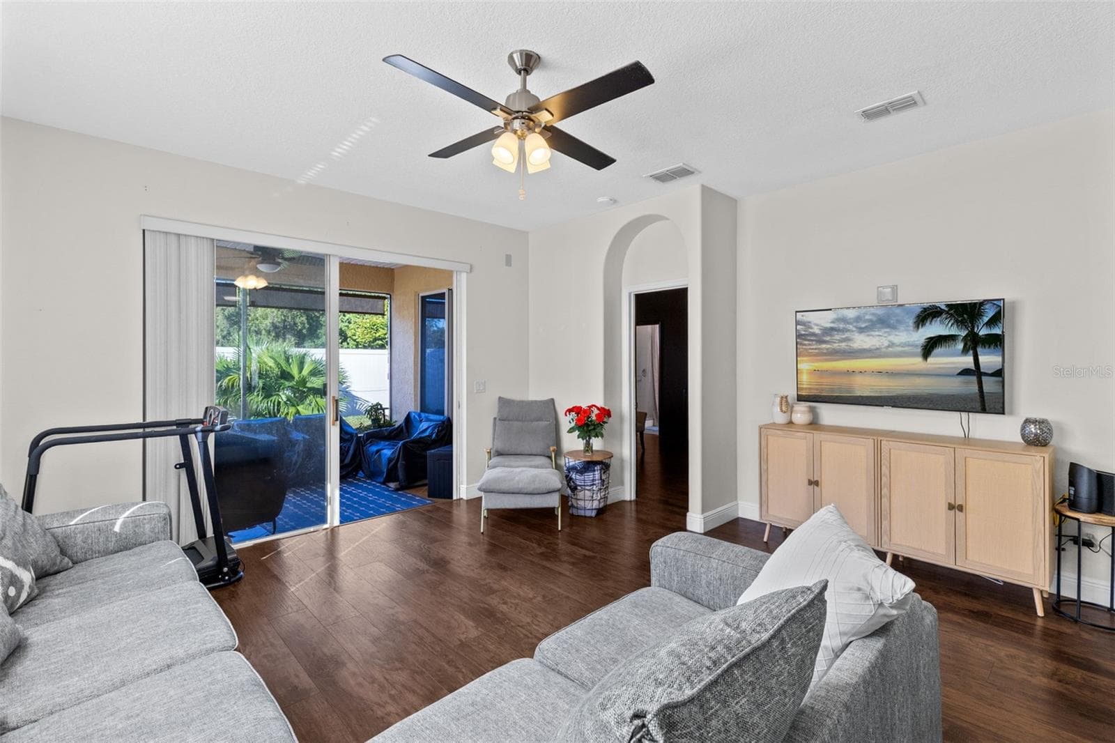 Family Room overlooking the patio - 10337 ANDOVER POINT CIR, ORLANDO