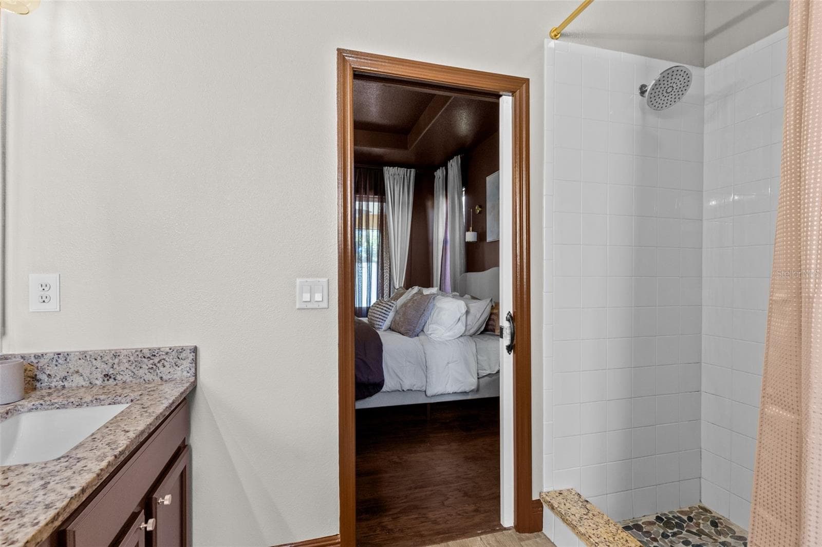 Primary en-suite bathroom. - 10337 ANDOVER POINT CIR, ORLANDO