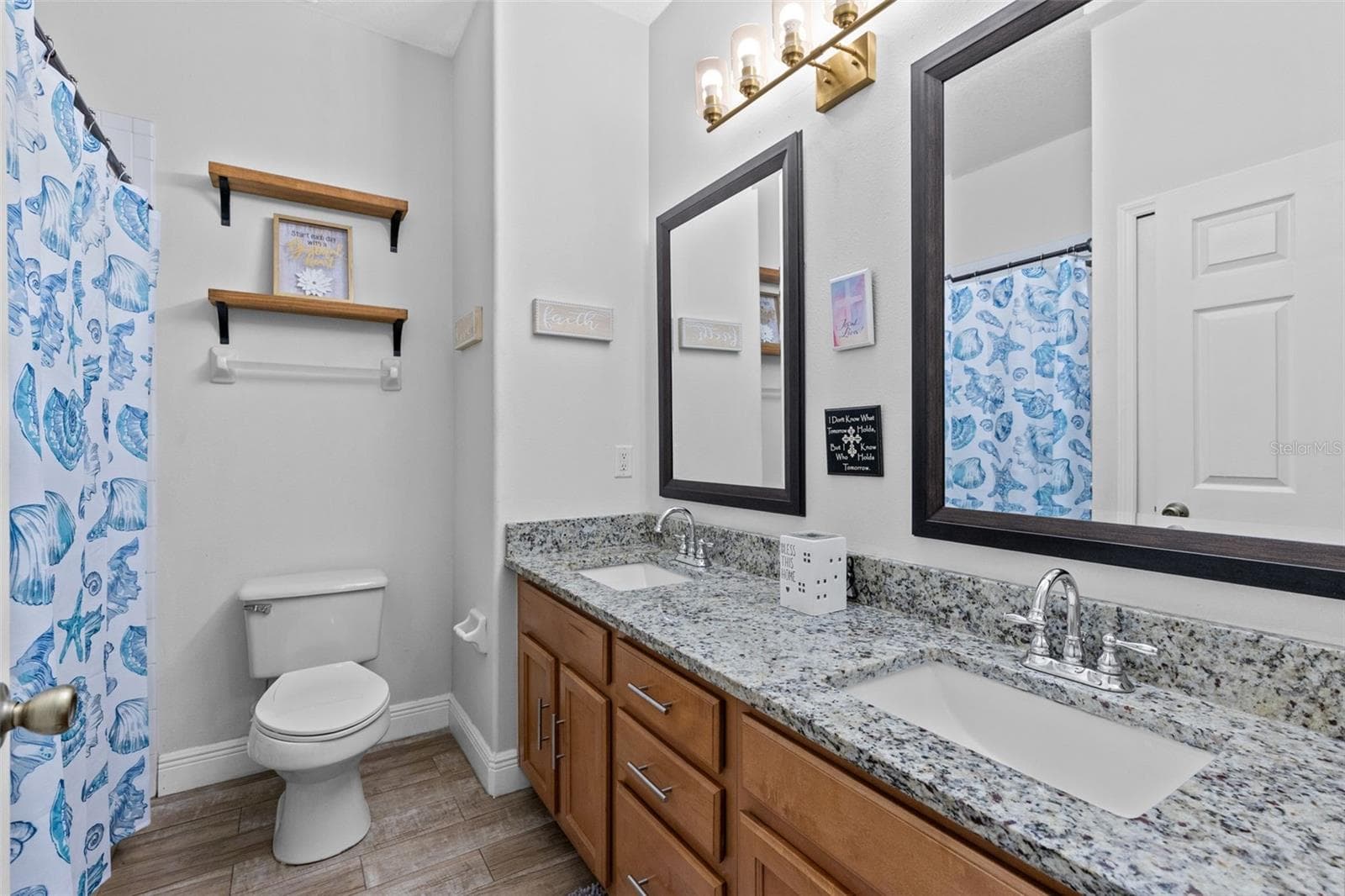 2nd bathroom with double vanity and shower with tub - 10337 ANDOVER POINT CIR, ORLANDO