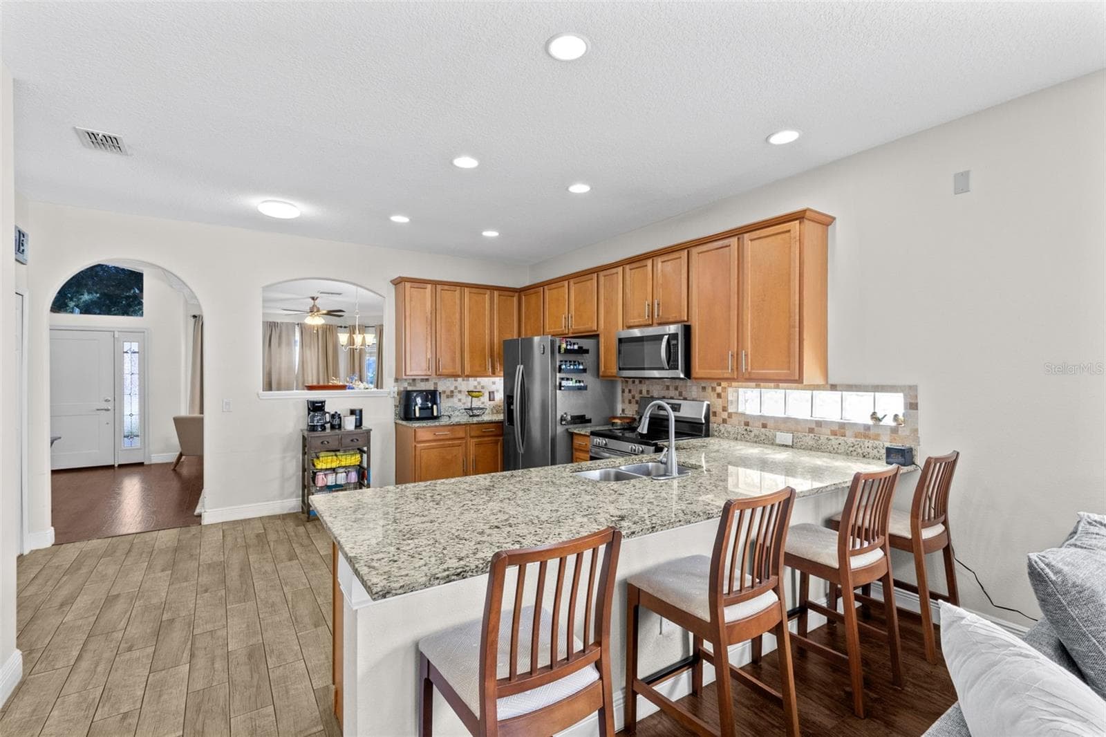 Kitchen with island - 10337 ANDOVER POINT CIR, ORLANDO