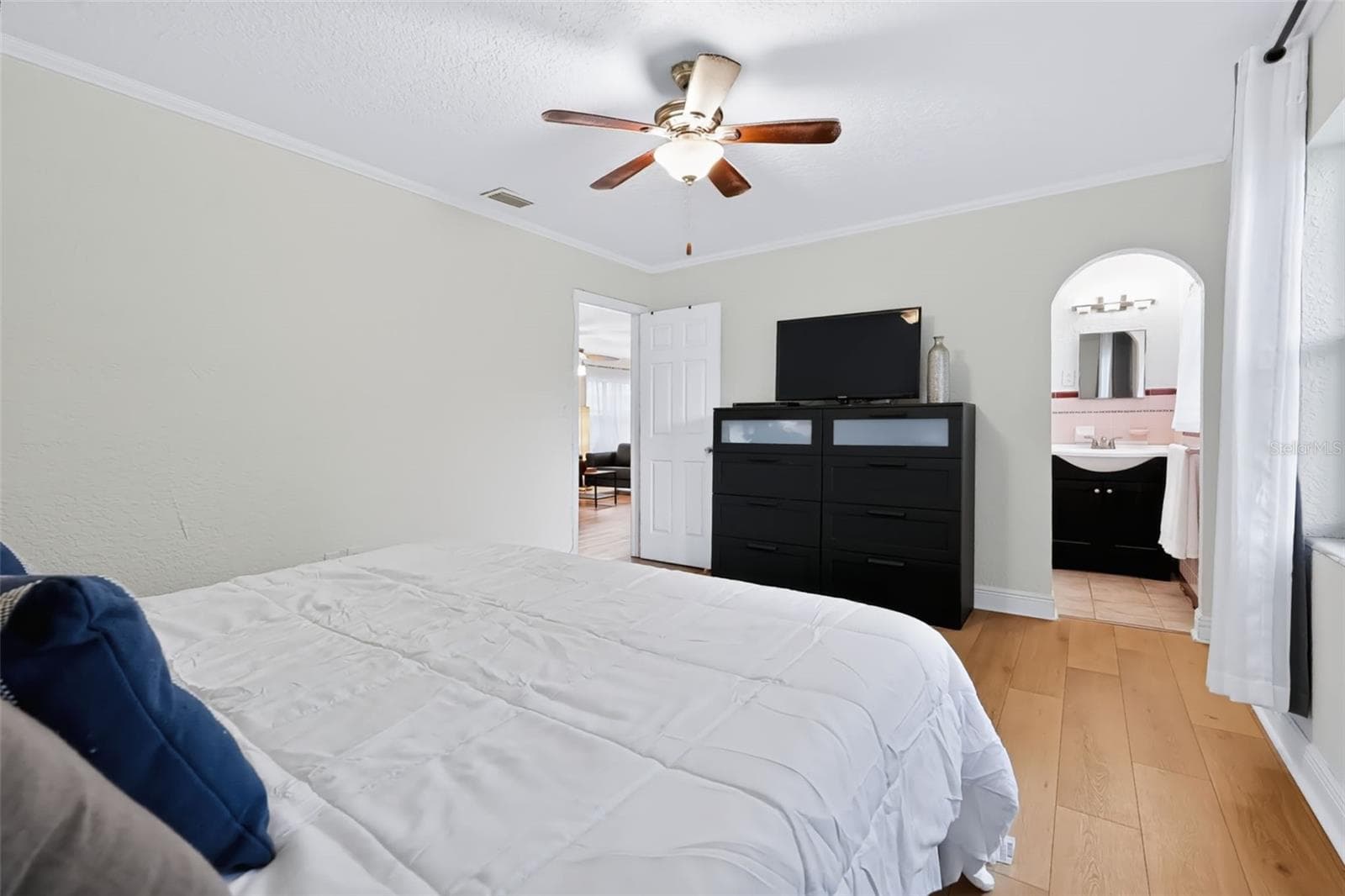 Single Family Residence at 1020 COTTONWOOD ST, LEESBURG, photo 11 of 41