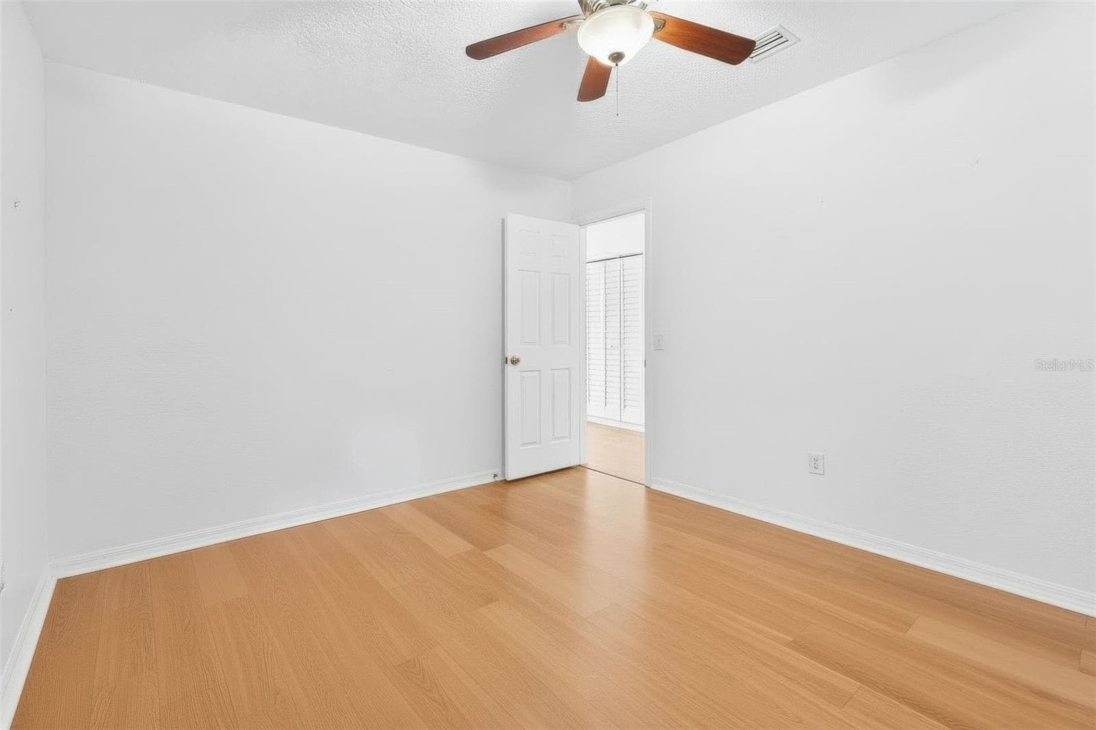 Single Family Residence at 1020 COTTONWOOD ST, LEESBURG, photo 14 of 41