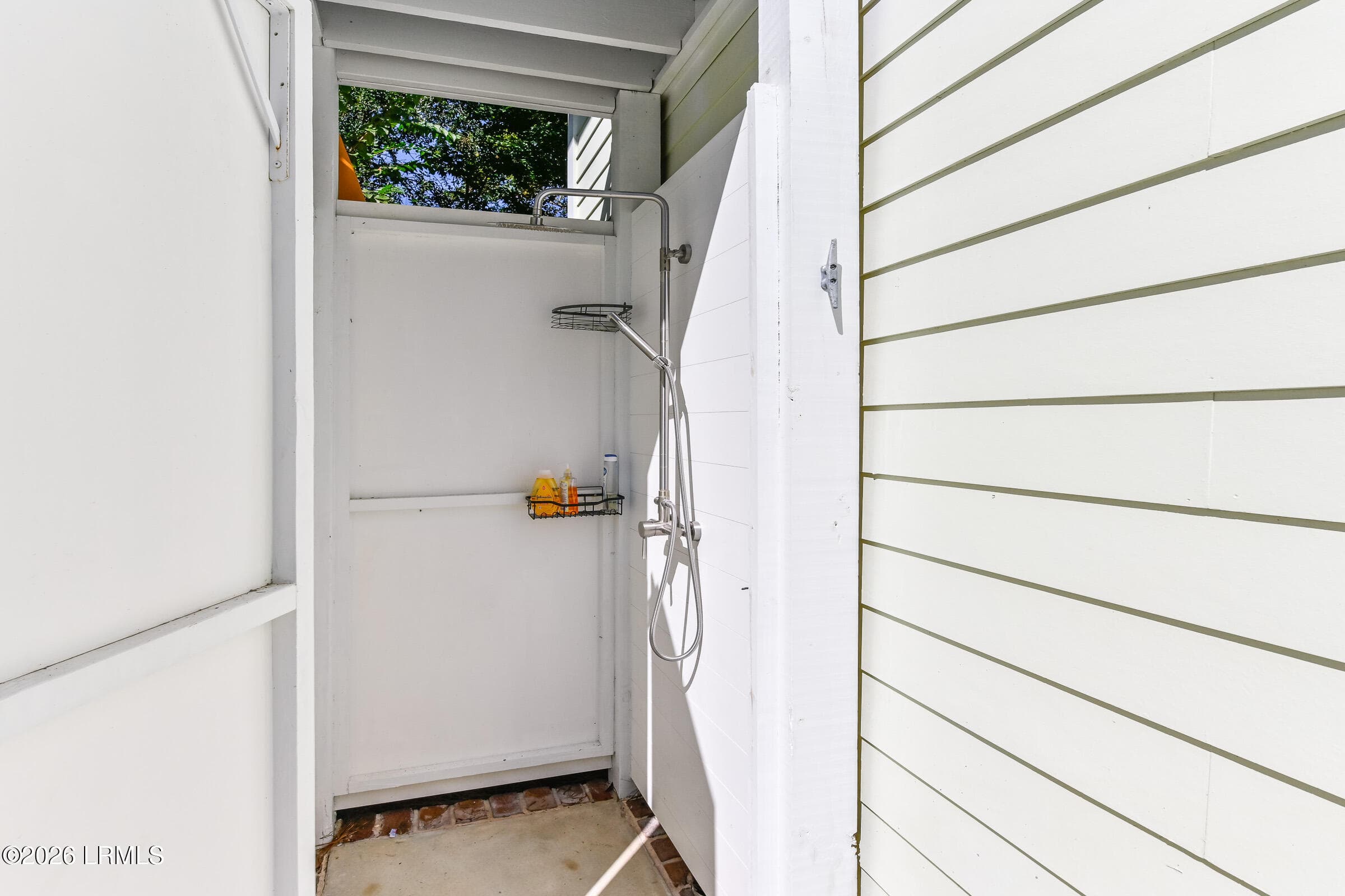 Outdoor shower - 75 N Eastover, Beaufort, SC 29906, Beaufort