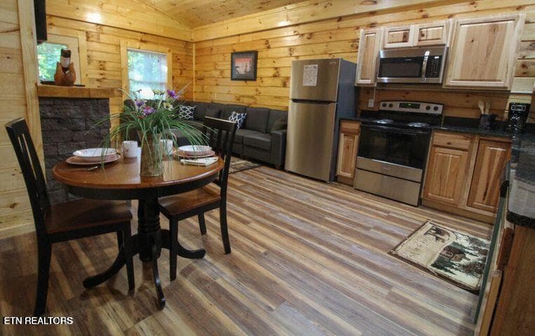 Dining - 1695 Misty Hollow Way, Gatlinburg, TN 37738, Gatlinburg