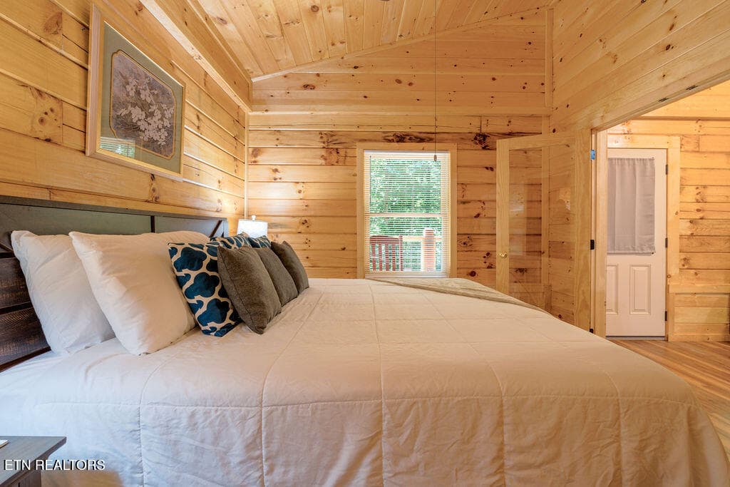 side bed - 1695 Misty Hollow Way, Gatlinburg, TN 37738, Gatlinburg