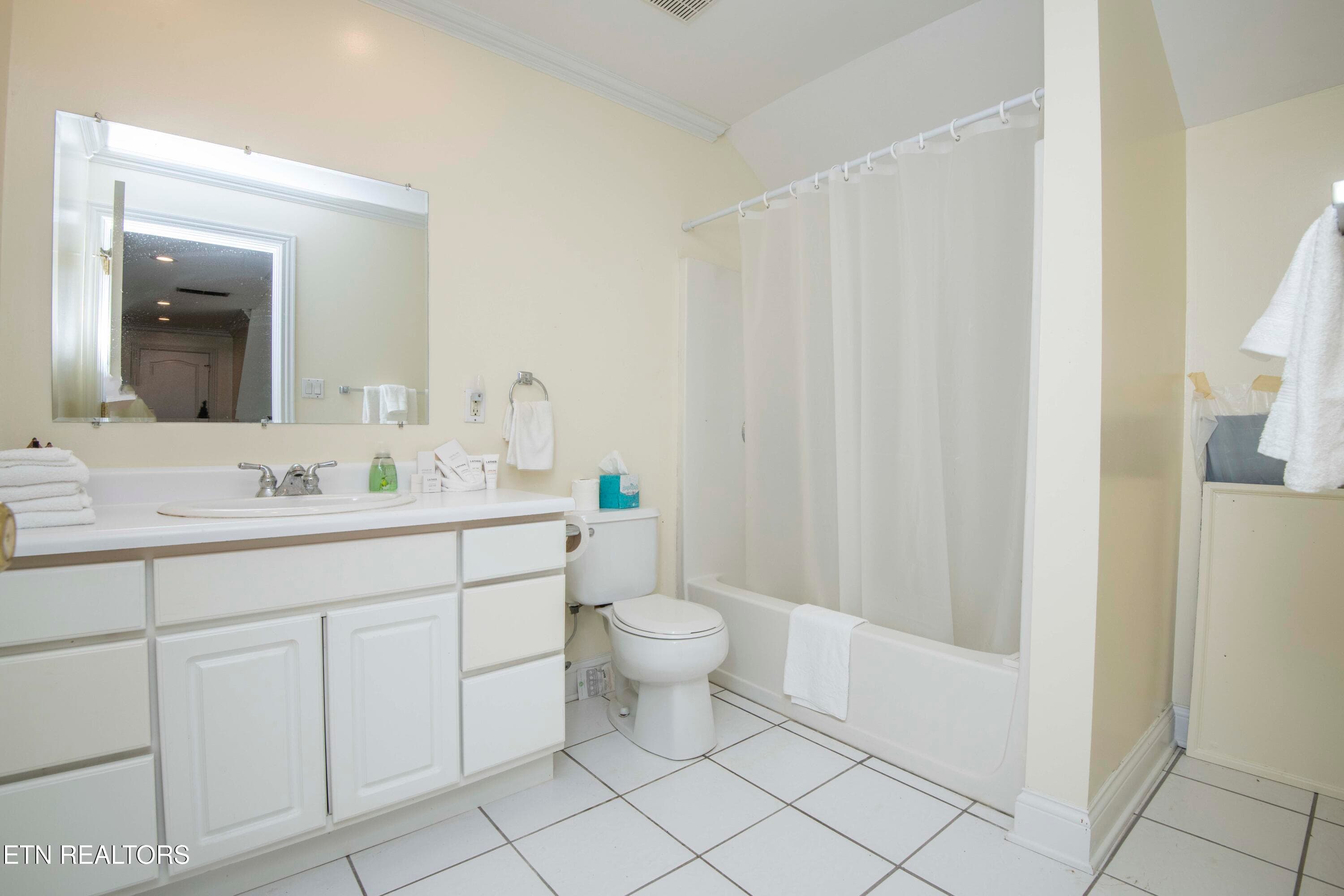 second bath_1 - 799 Twin Hills Lane, Jacksboro, TN 37757, Jacksboro
