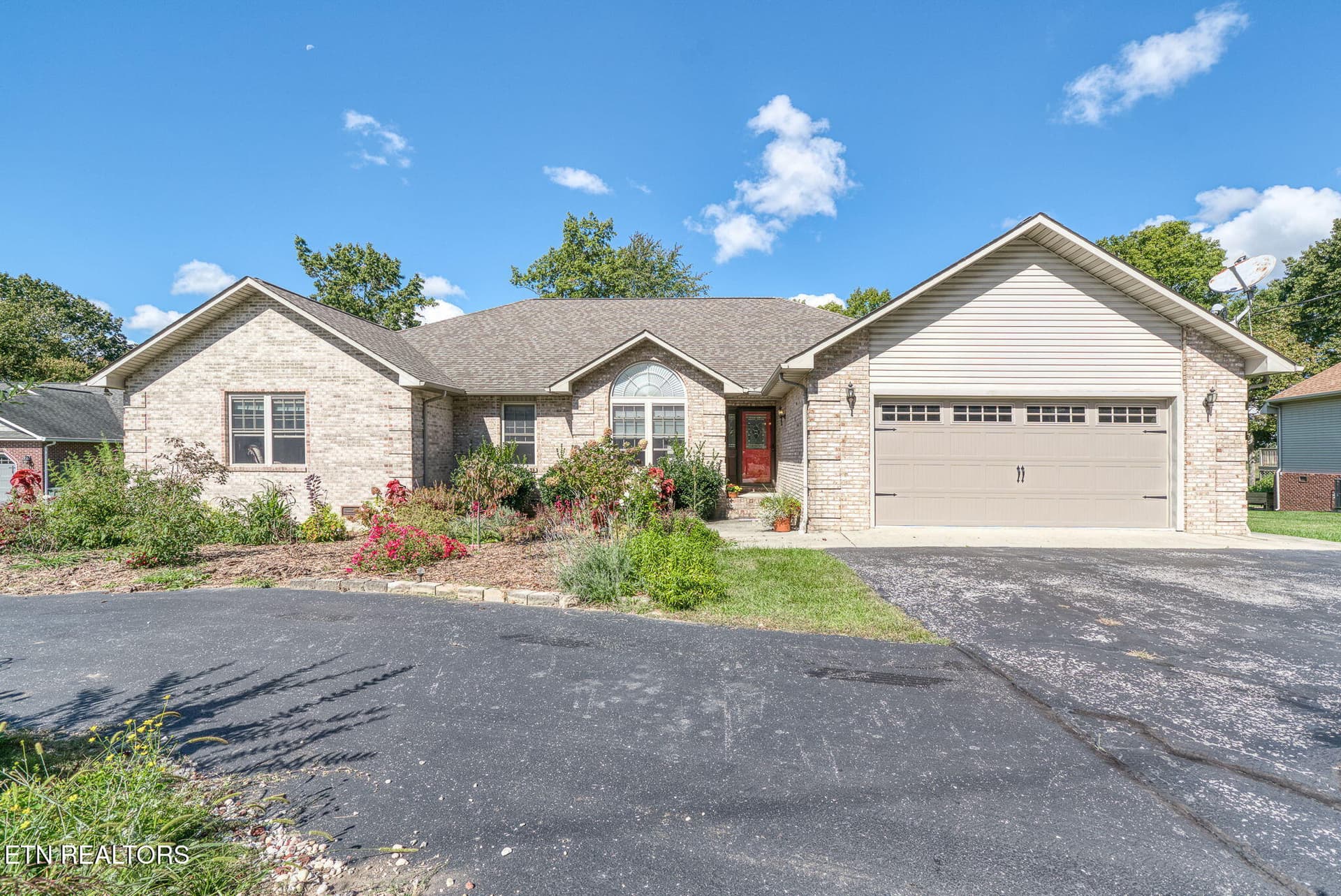 633 E Deer Creek Drive, Crossville, TN 38571