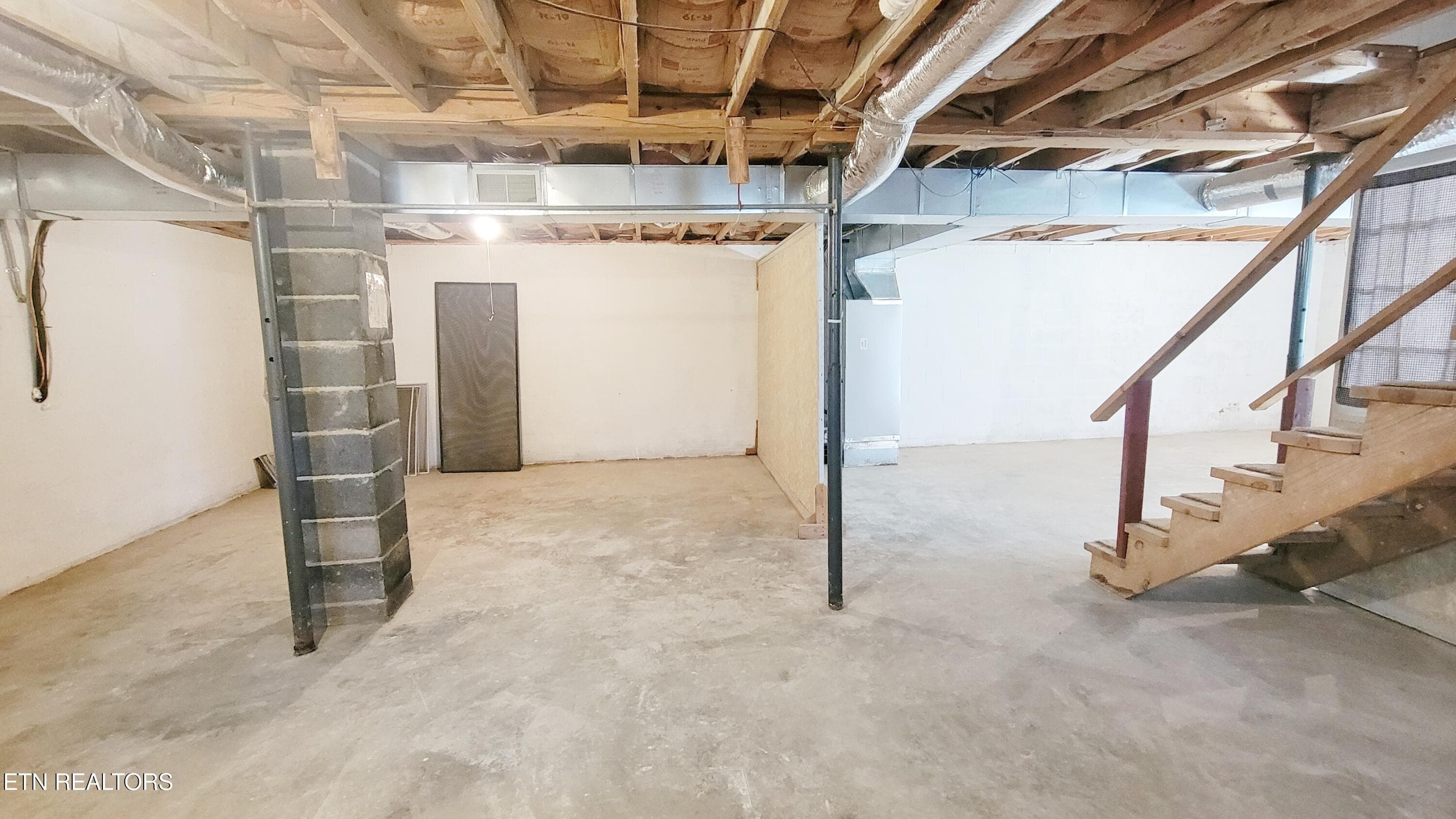 LARGE LAUNDRY ROOM - 35 McDonald Rd, Midway, TN 37809
