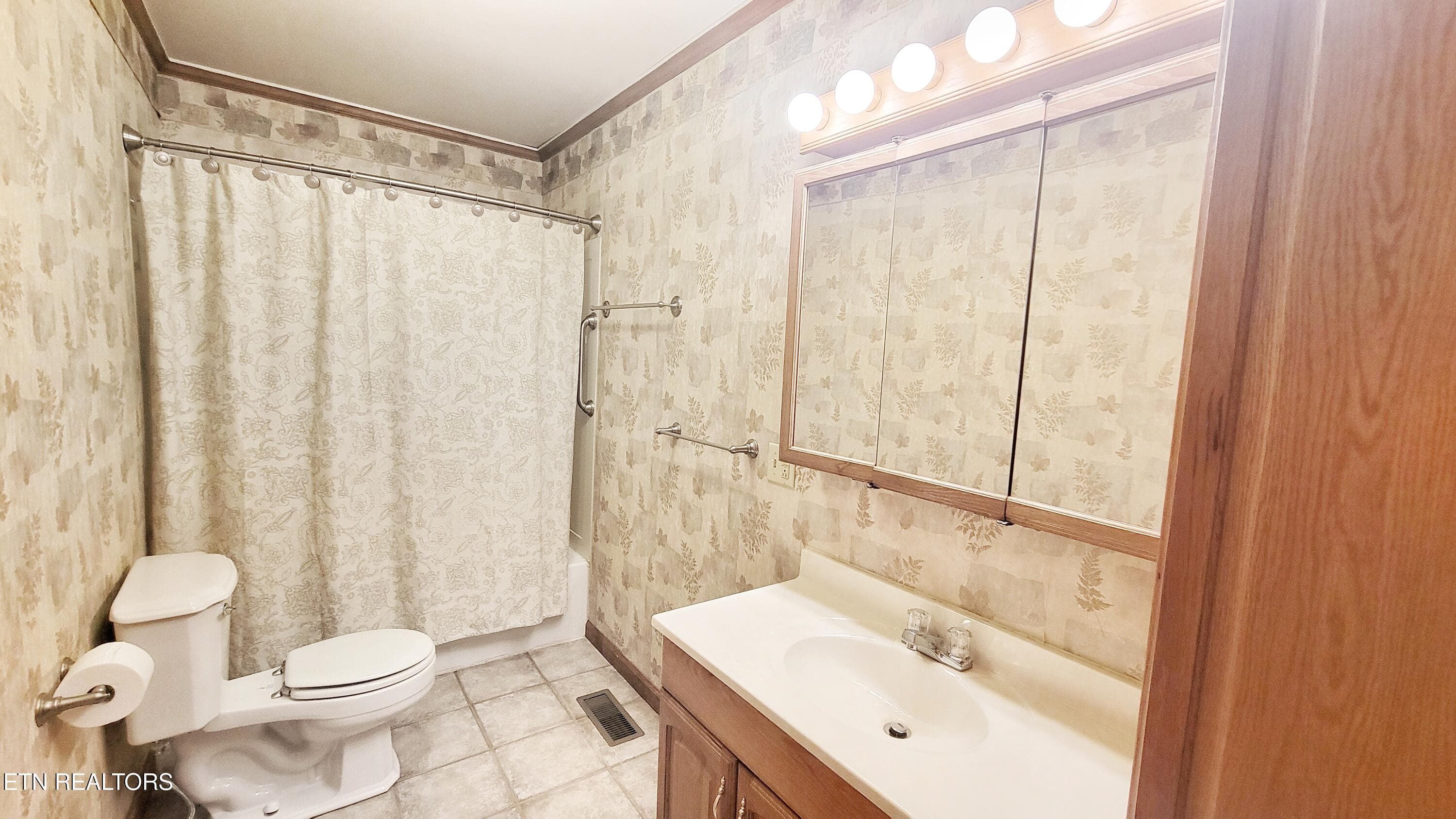 LARGE FULL BATHROOM - 35 McDonald Rd, Midway, TN 37809