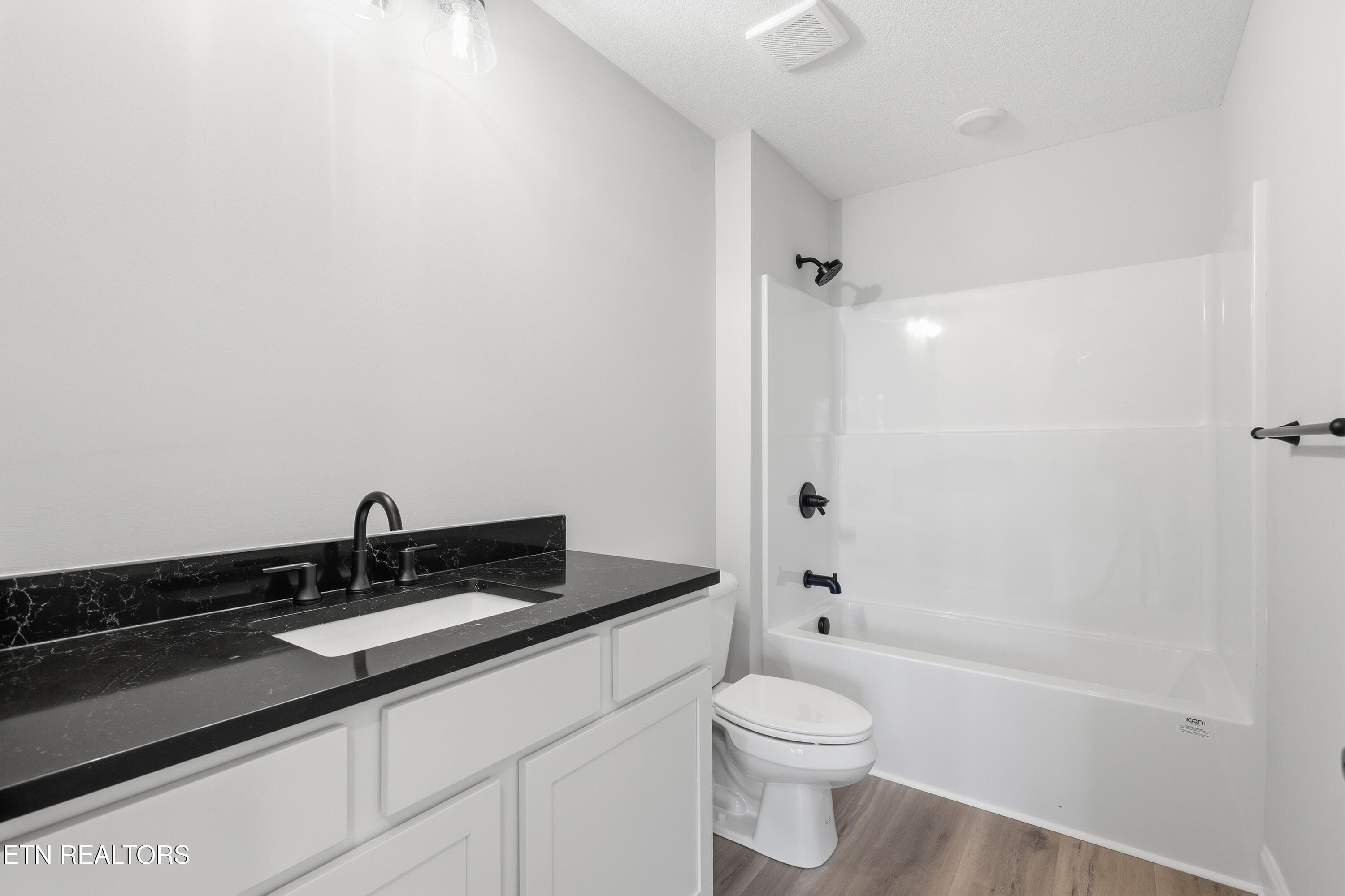 Upstairs Hall Bath - 2036 Hickory Reserve Rd, Knoxville, TN 37932, Knoxville