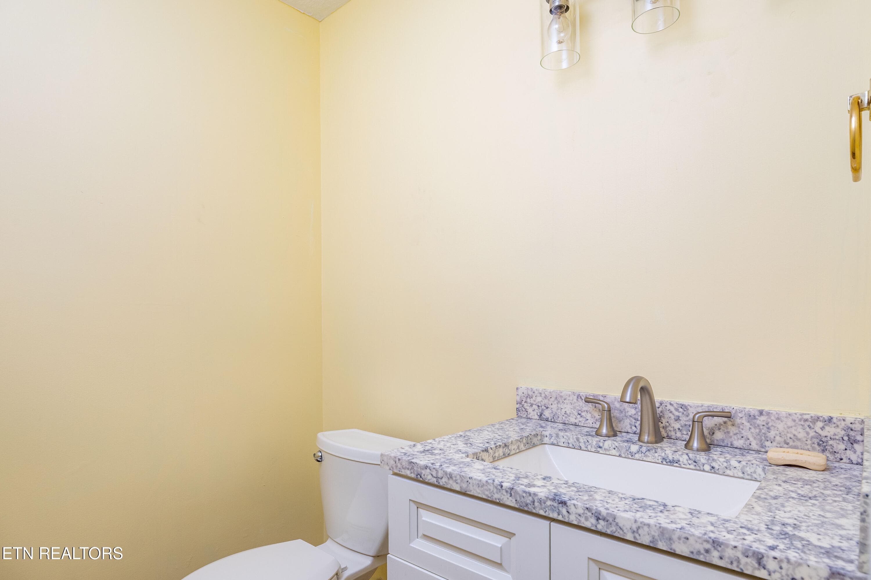1/2 Bath on Main Level - 905 Glennshire Drive, Knoxville, TN 37923, Knoxville