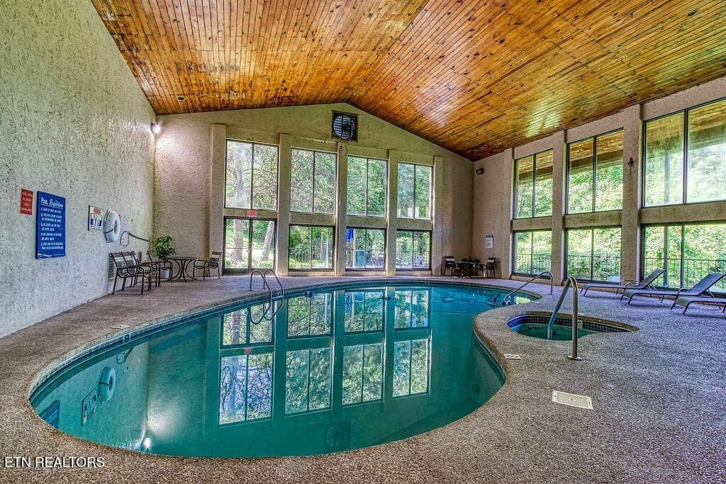 Pinecrest_Pool - 3729 Plaza Way 121-126, Pigeon Forge, TN 37863