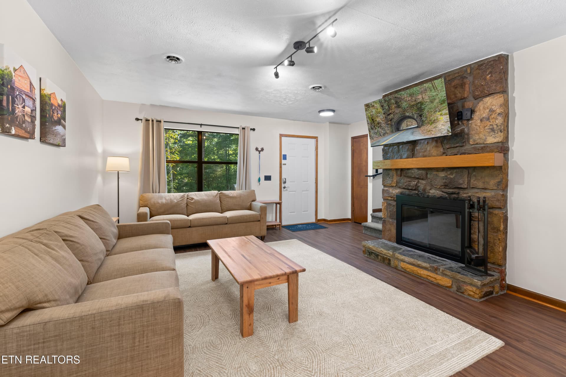 Pinecrest Townhomes - 121-02 - 3729 Plaza Way 121-126, Pigeon Forge, TN 37863