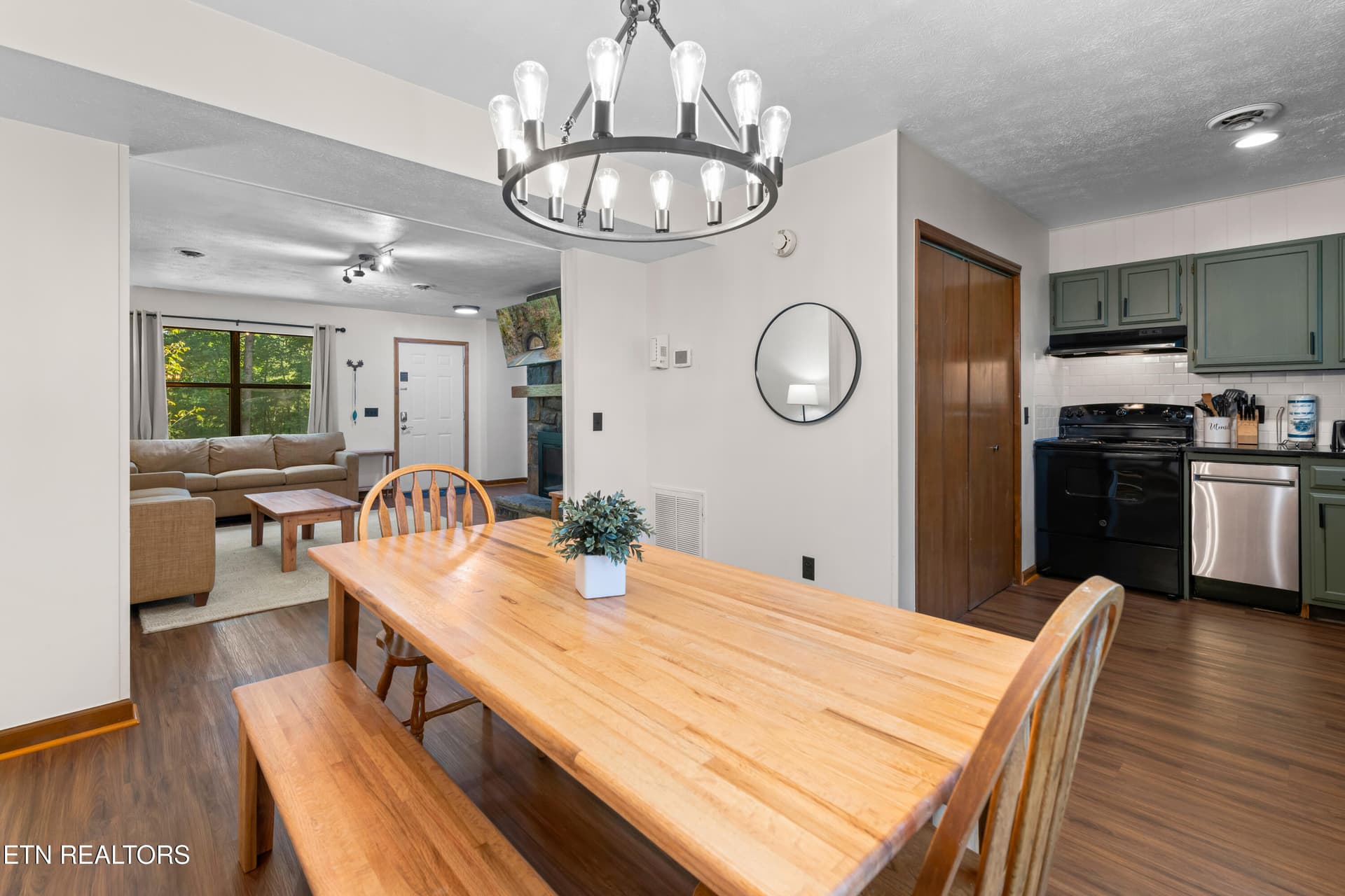Pinecrest Townhomes - 121-06 - 3729 Plaza Way 121-126, Pigeon Forge, TN 37863
