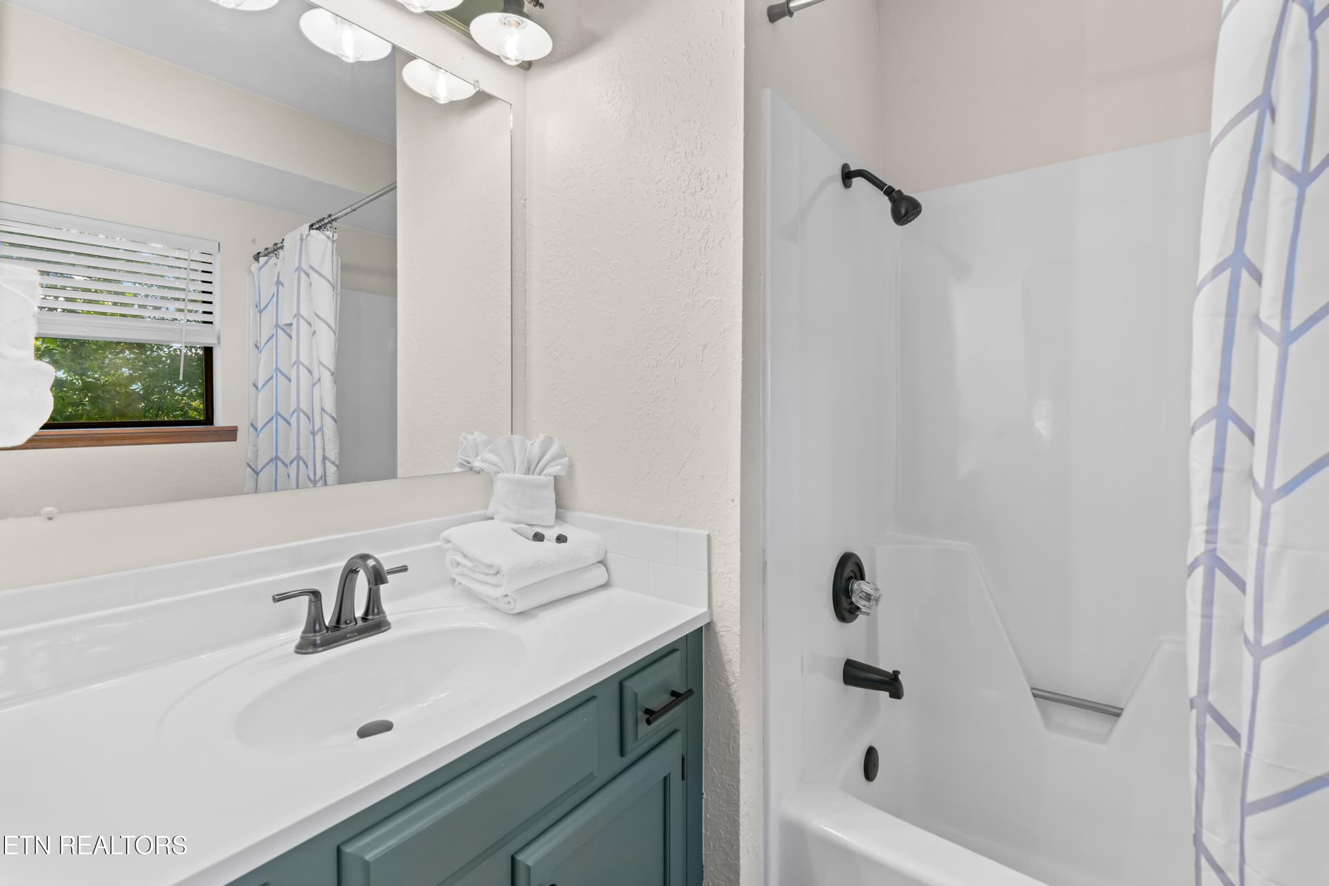 Pinecrest Townhomes - 121-10 - 3729 Plaza Way 121-126, Pigeon Forge, TN 37863