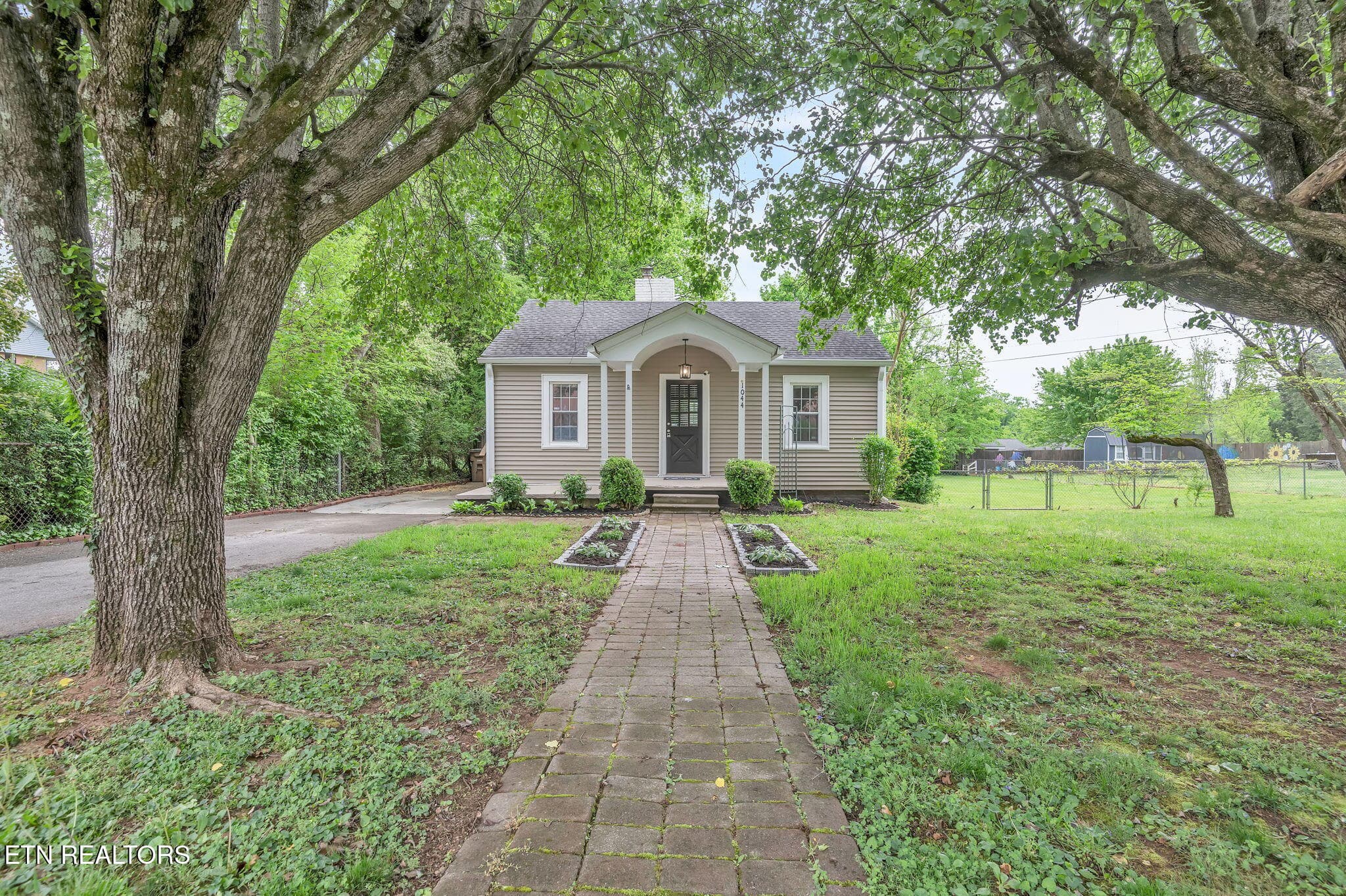 15-web-or-mls-1044 Parkway-28 - 1044 W Parkway Ave, Knoxville, TN 37912, Knoxville