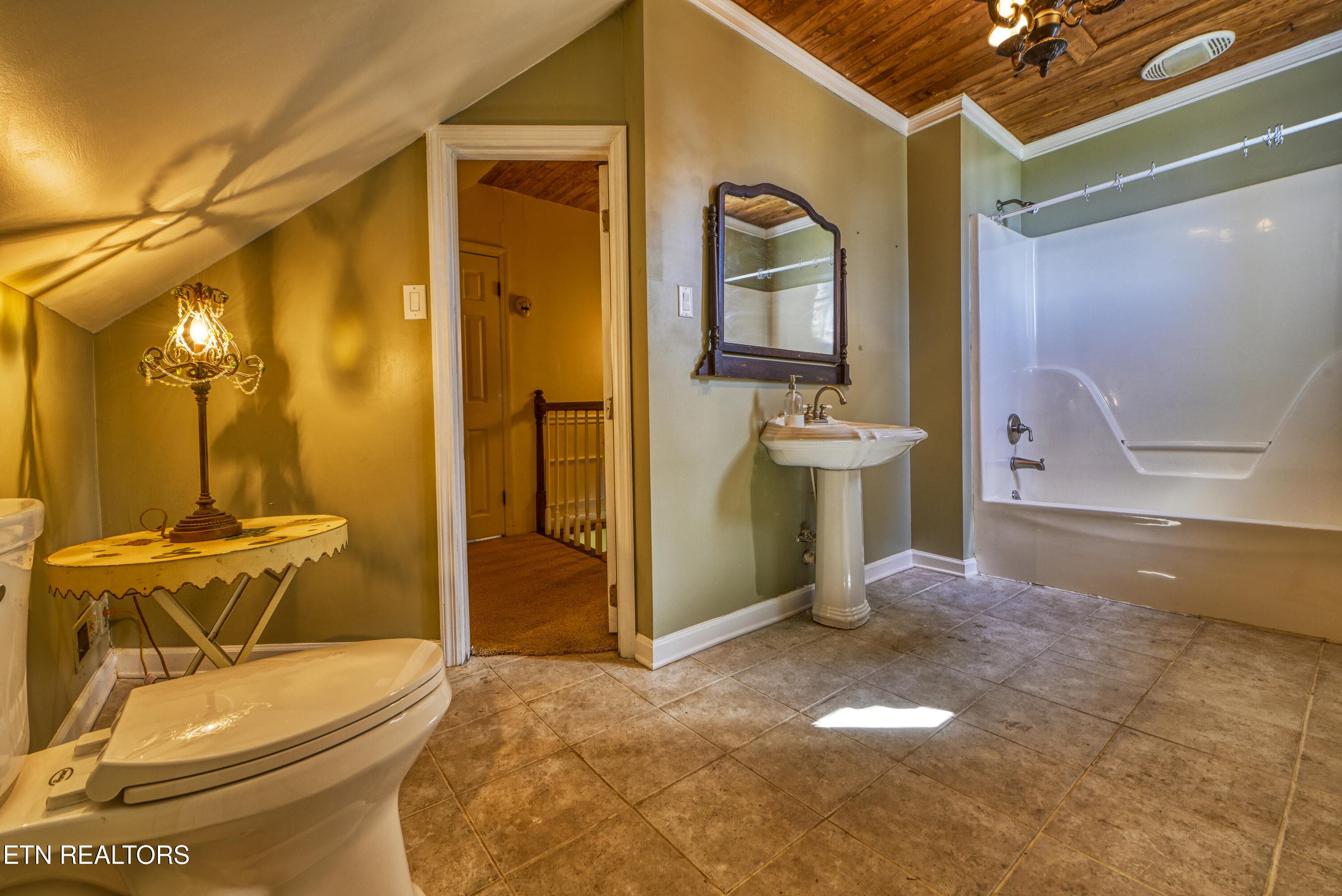 Upstairs bathroom - 508 Concord Rd, Knoxville, TN 37934, Knoxville