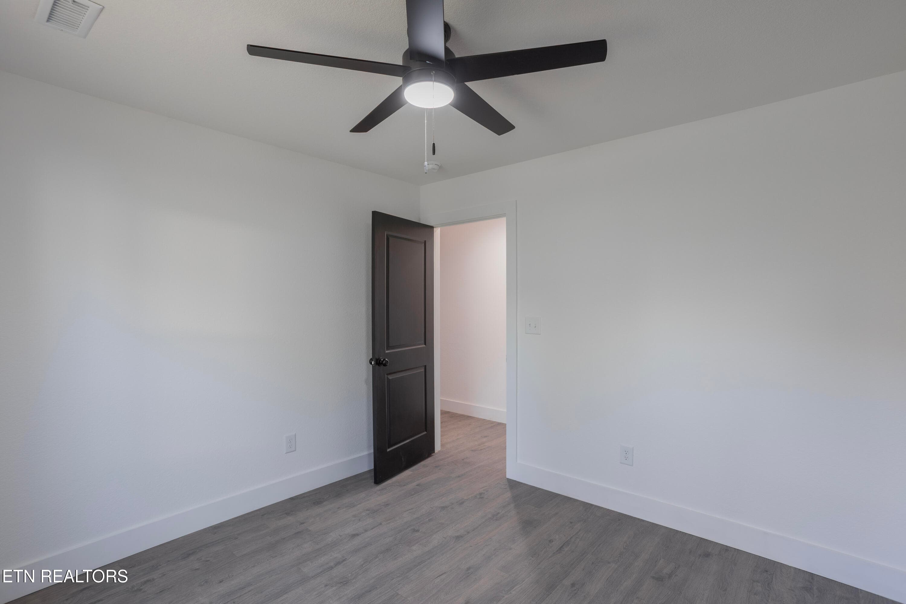 Interior_Guest-BD1_02 - 2317 E Glenwood Ave, Knoxville, TN 37917, Knoxville