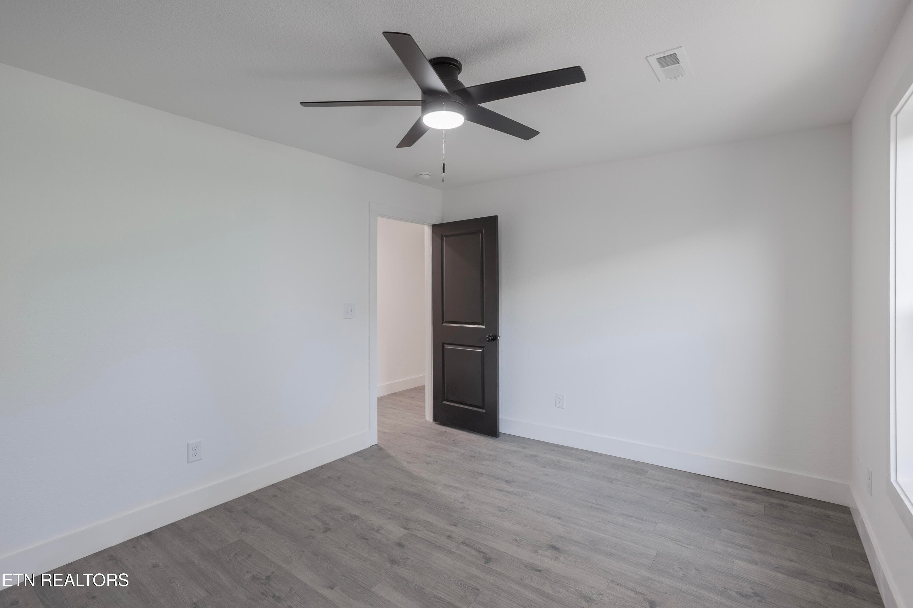 Interior_Guest-BD2_02 - 2317 E Glenwood Ave, Knoxville, TN 37917, Knoxville