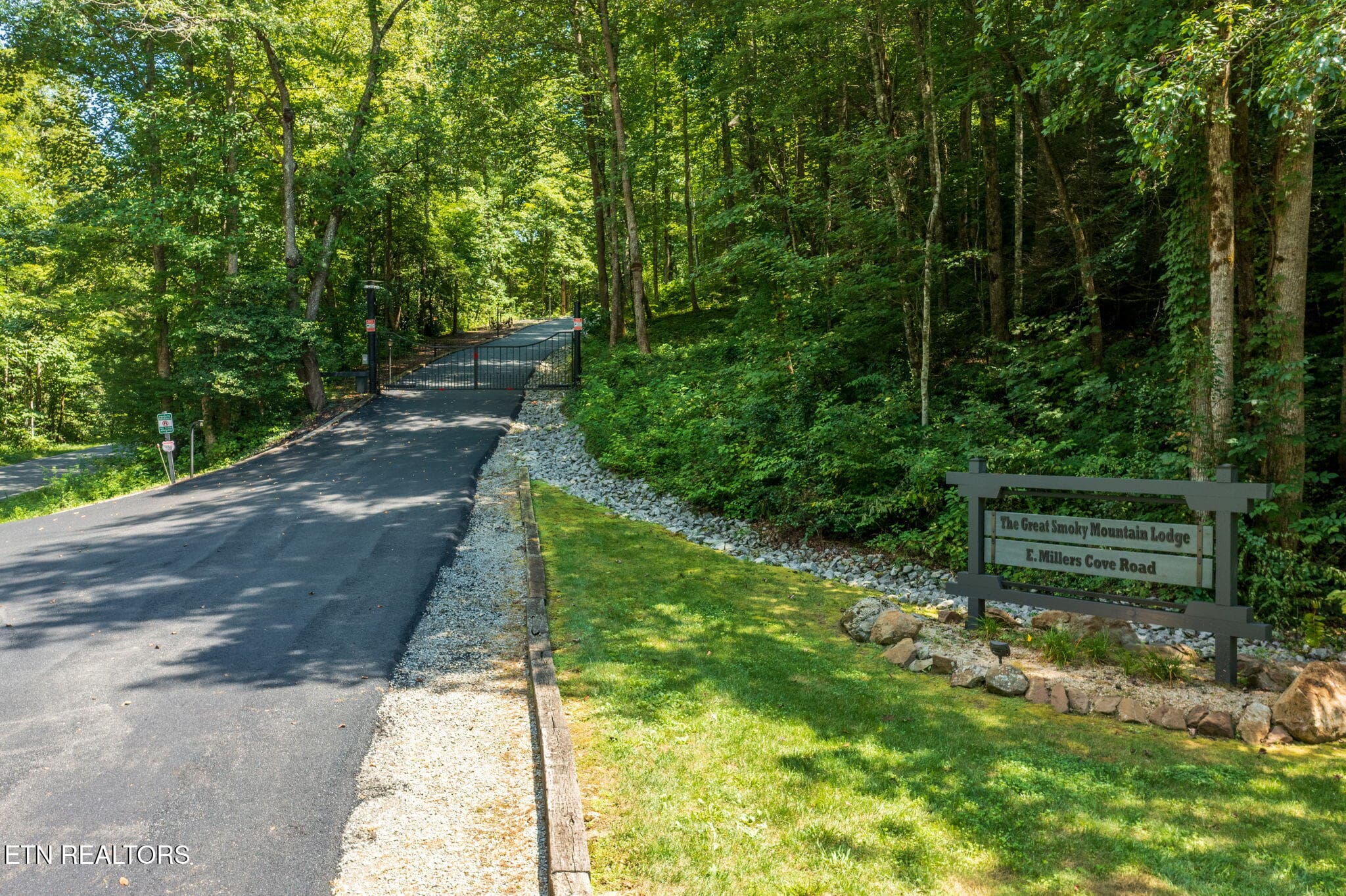 Welcome to the Lodge - 2050 E Millers Cove Rd, Walland, TN 37886