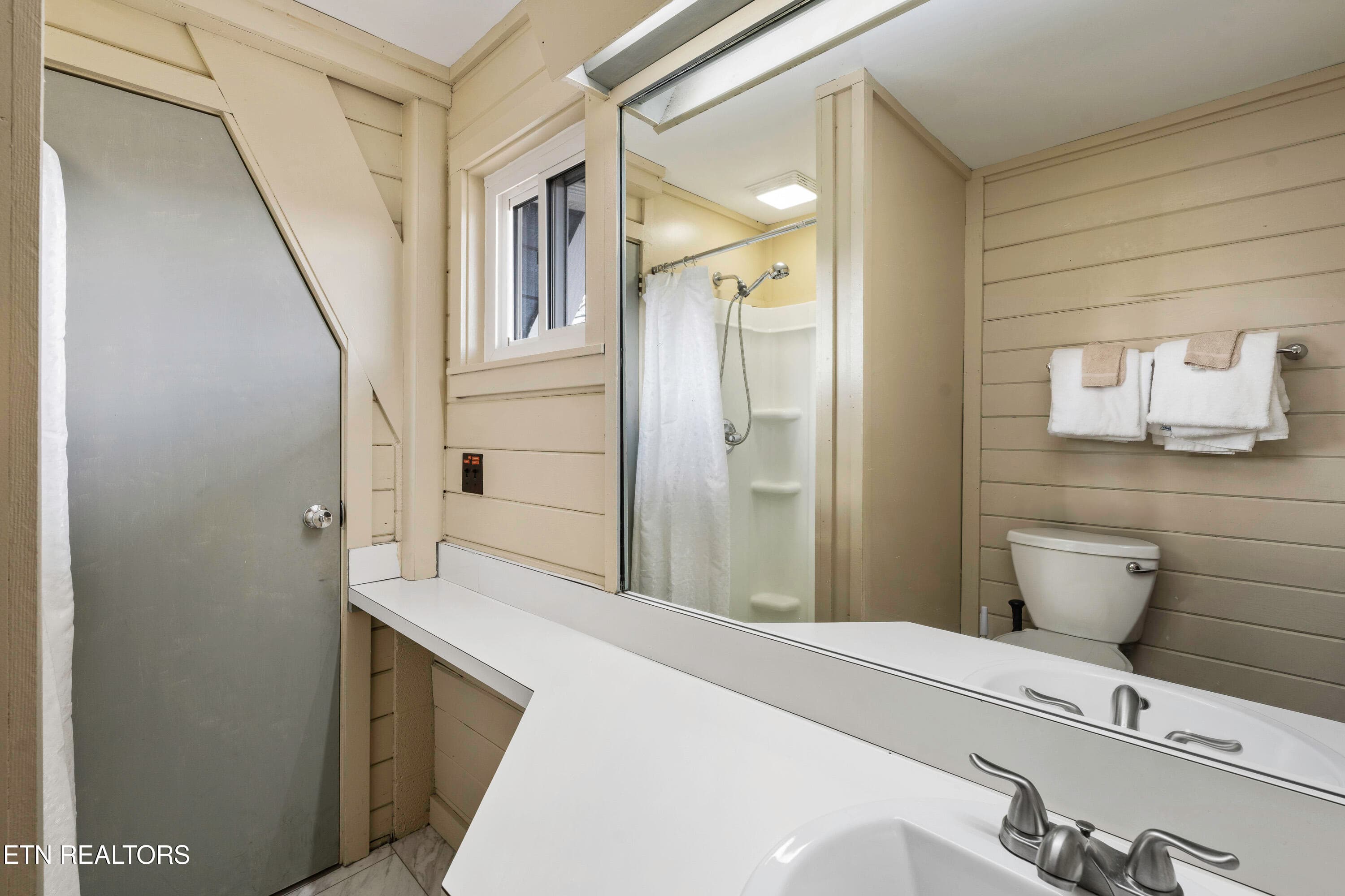 Bath 3 - Main Floor - 1066 Ski View Drive, Gatlinburg, TN 37738, Gatlinburg