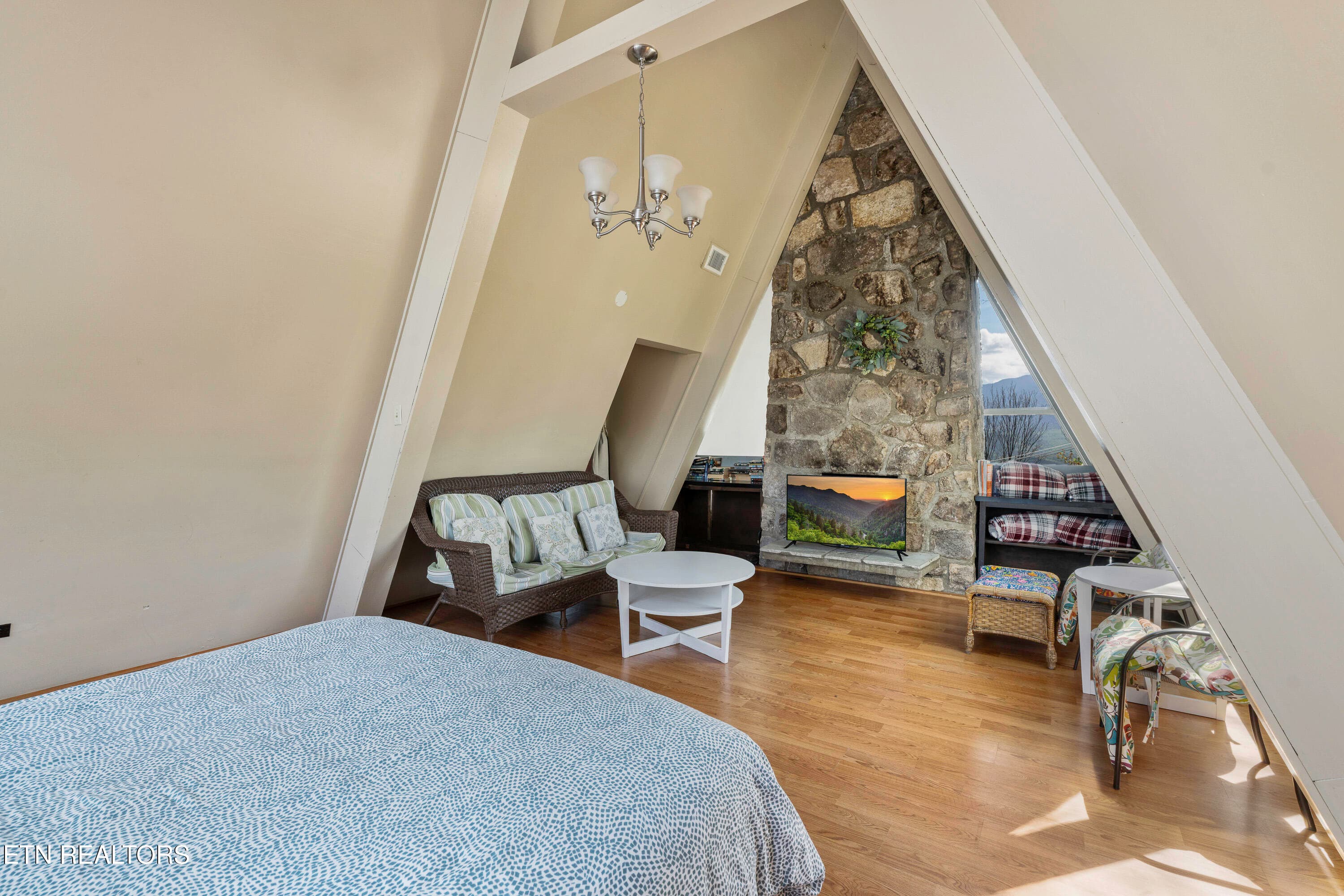 Bedroom 1 / Sitting Area - 1066 Ski View Drive, Gatlinburg, TN 37738, Gatlinburg