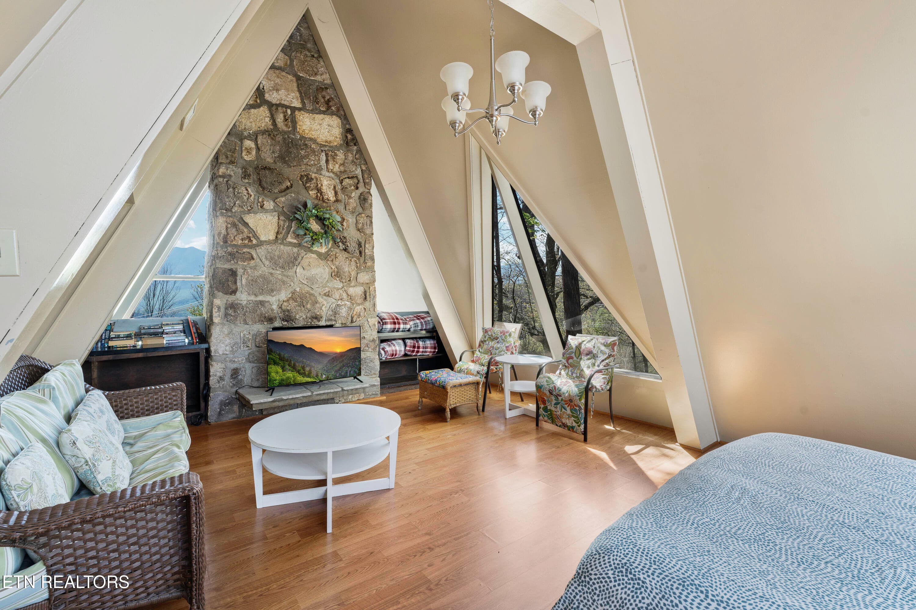 Bedroom 1 / Sitting Area - 1066 Ski View Drive, Gatlinburg, TN 37738, Gatlinburg