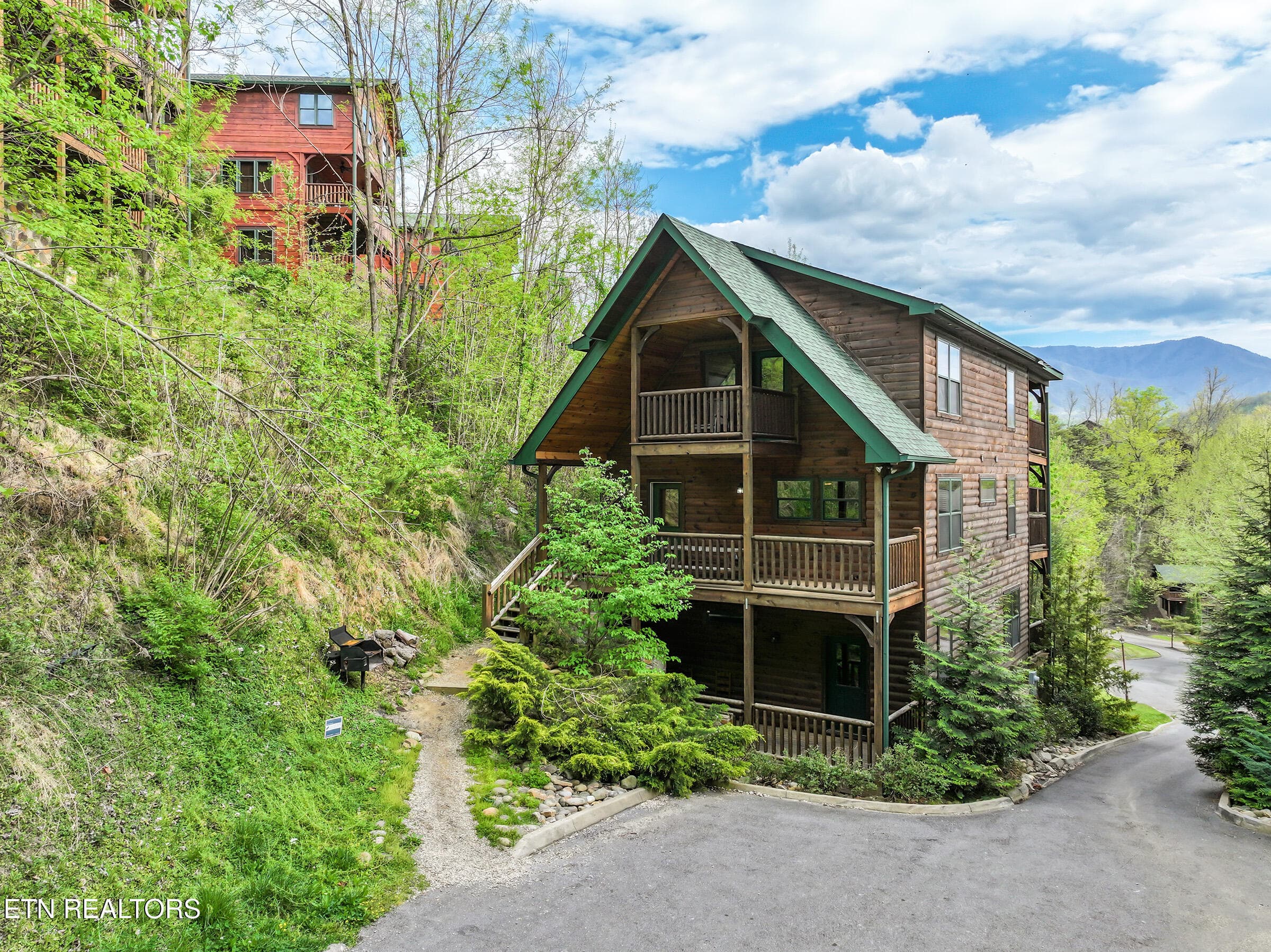 714 Mountain Stream Way, Gatlinburg, TN 37738