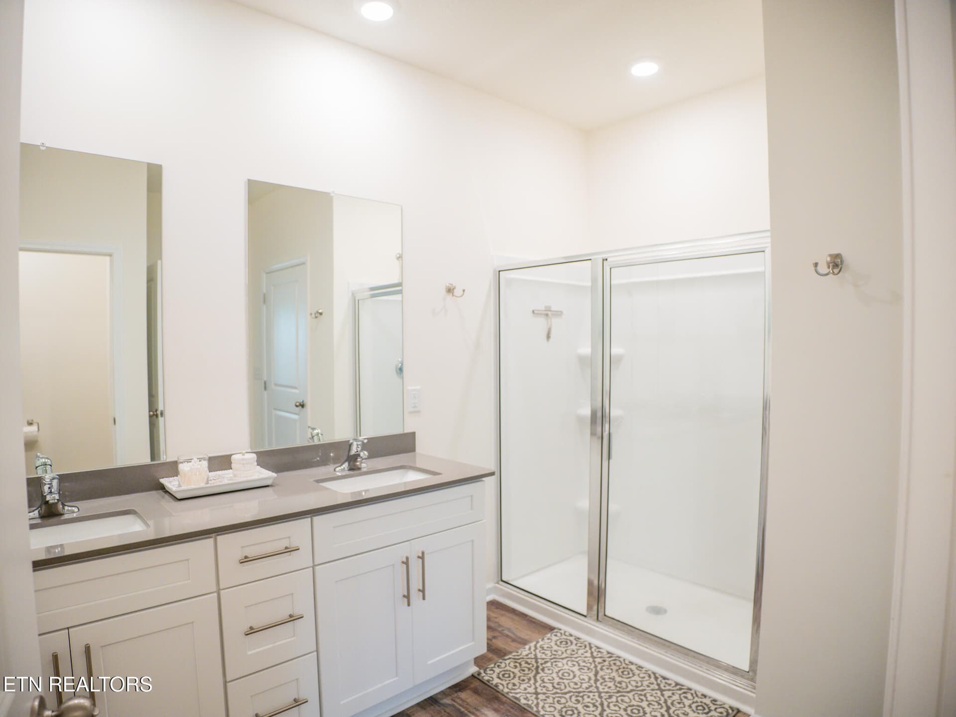 Ensuite Walk-In Shower - 142 Thistle Drive, Bluff City, TN 37618