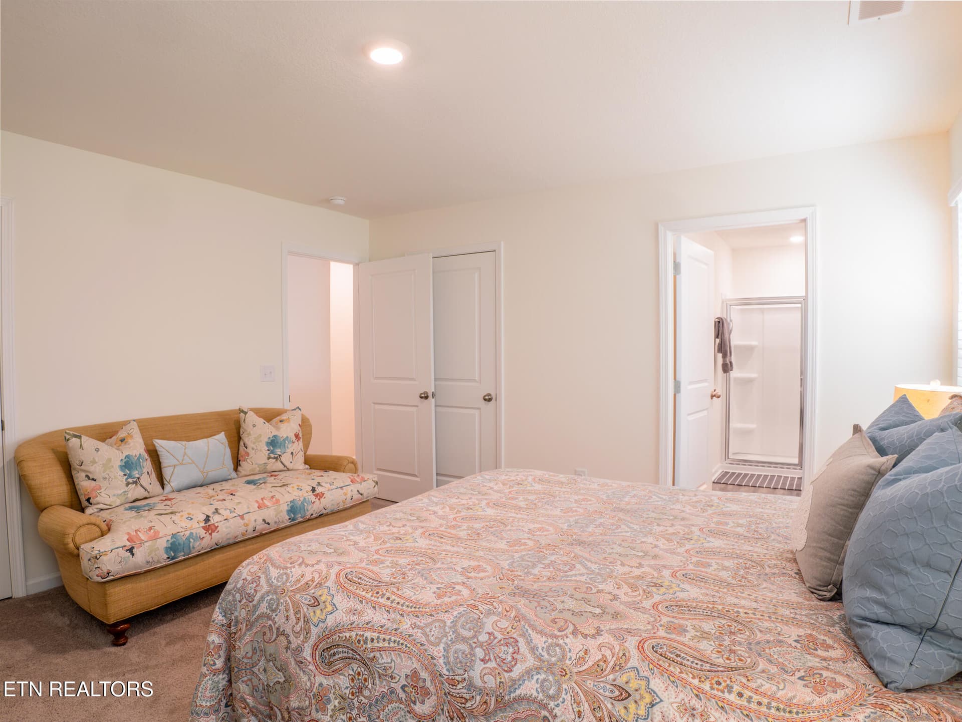 2nd Level Primary Ensuite - 142 Thistle Drive, Bluff City, TN 37618