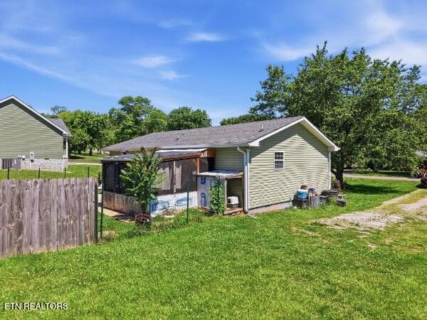 149448021-lr - 163 Haley Ave, Doyle, TN 38559