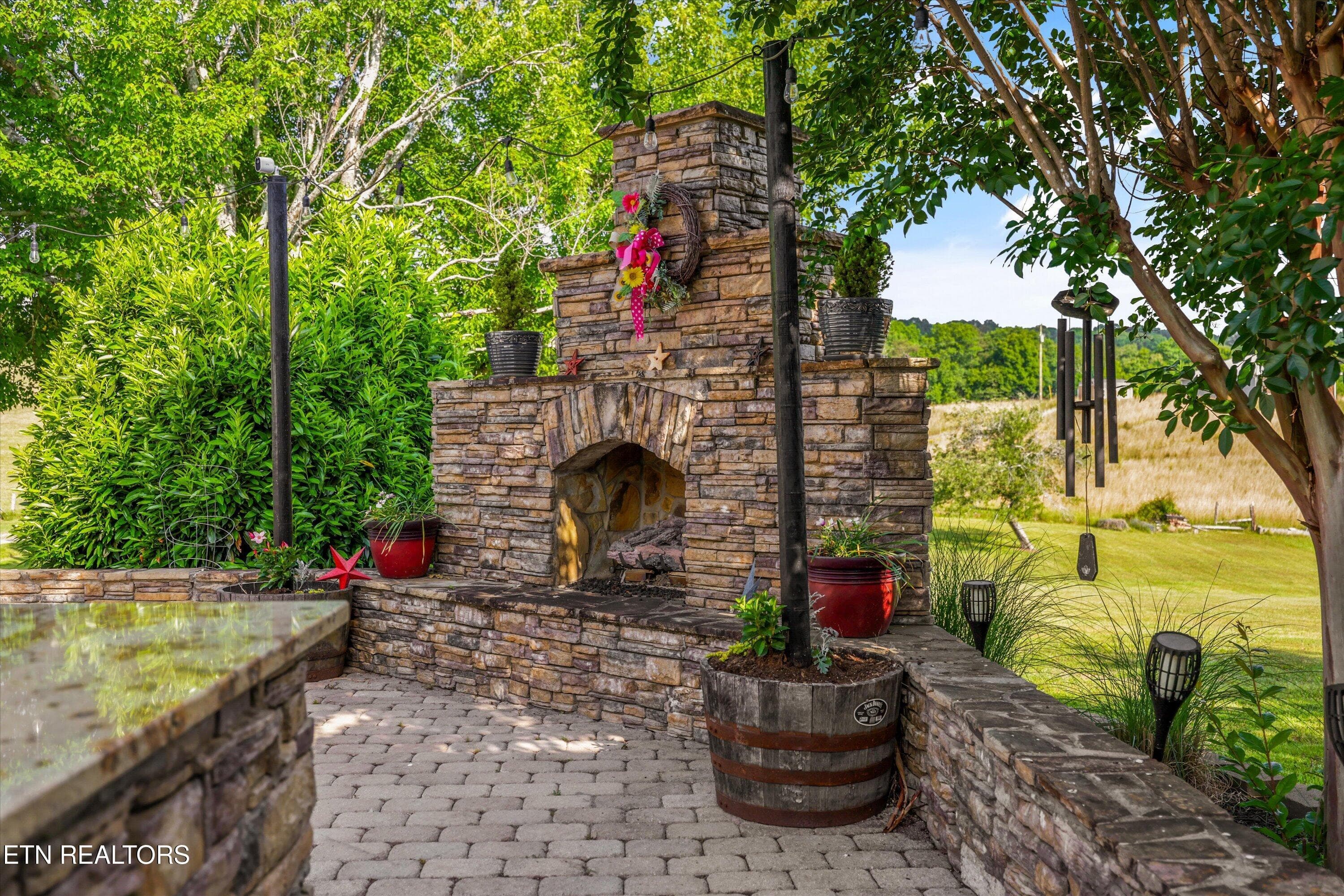 Outdoor Fireplace - 1167 Sable Rd, Spring City, TN 37381, Spring City