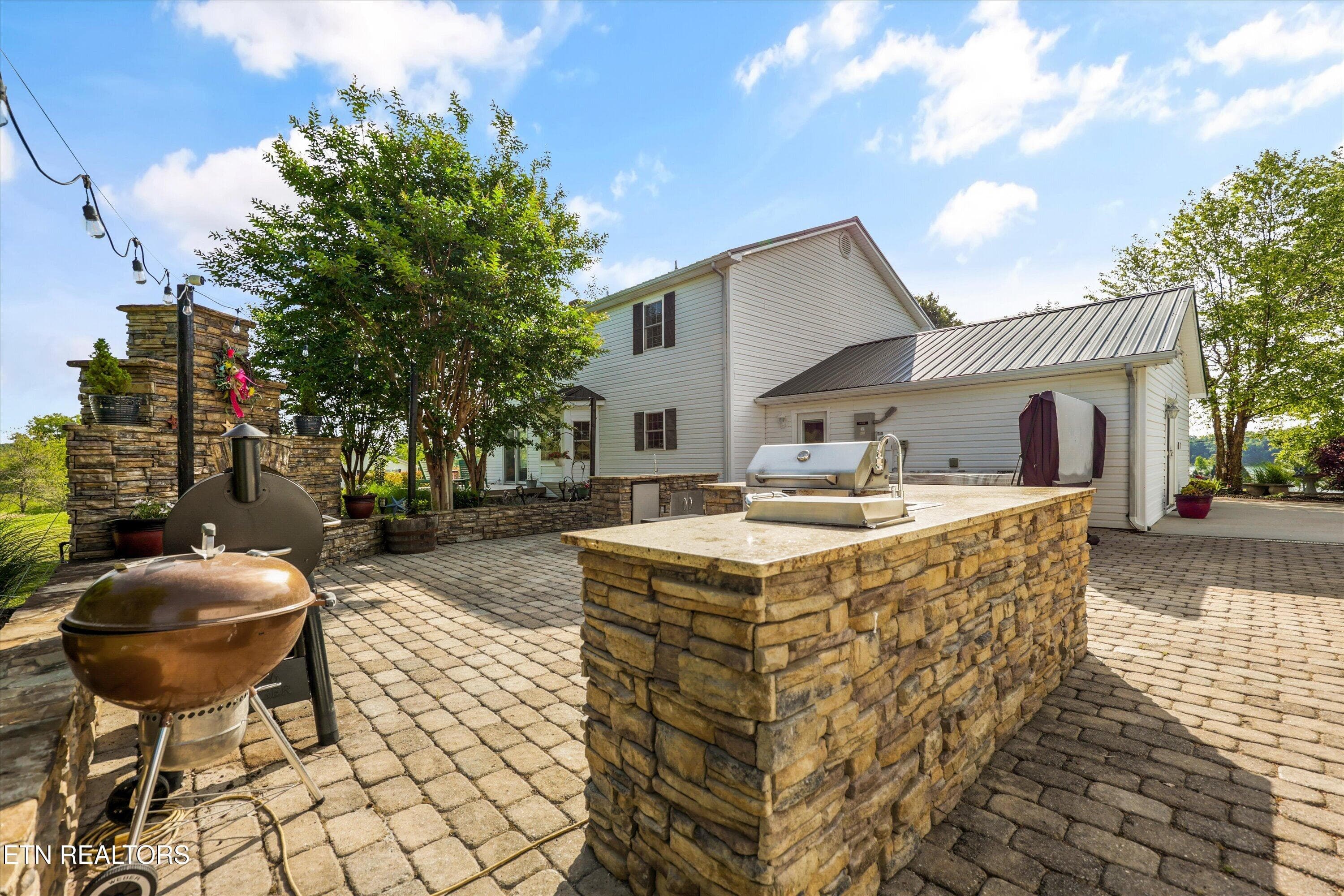 Outdoor Kitchen - 1167 Sable Rd, Spring City, TN 37381, Spring City
