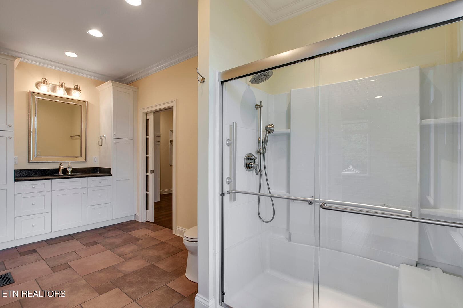 23_EmoryChurchRoad_917_MasterBath - 917 Emory Church Rd, Knoxville, TN 37922