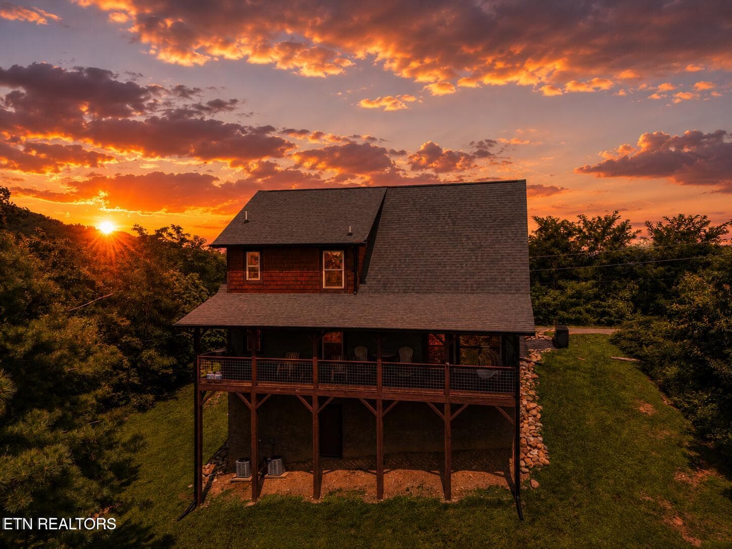 back of cabin in the smokey mountains - 804 Upper Picadilly Lane, Gatlinburg, TN 37738, Gatlinburg