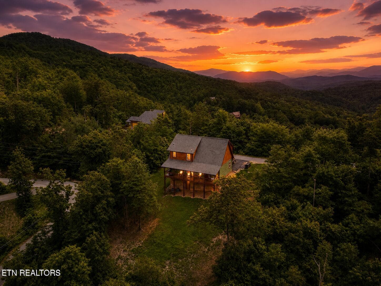 cabin in the smoky mountains - 804 Upper Picadilly Lane, Gatlinburg, TN 37738, Gatlinburg