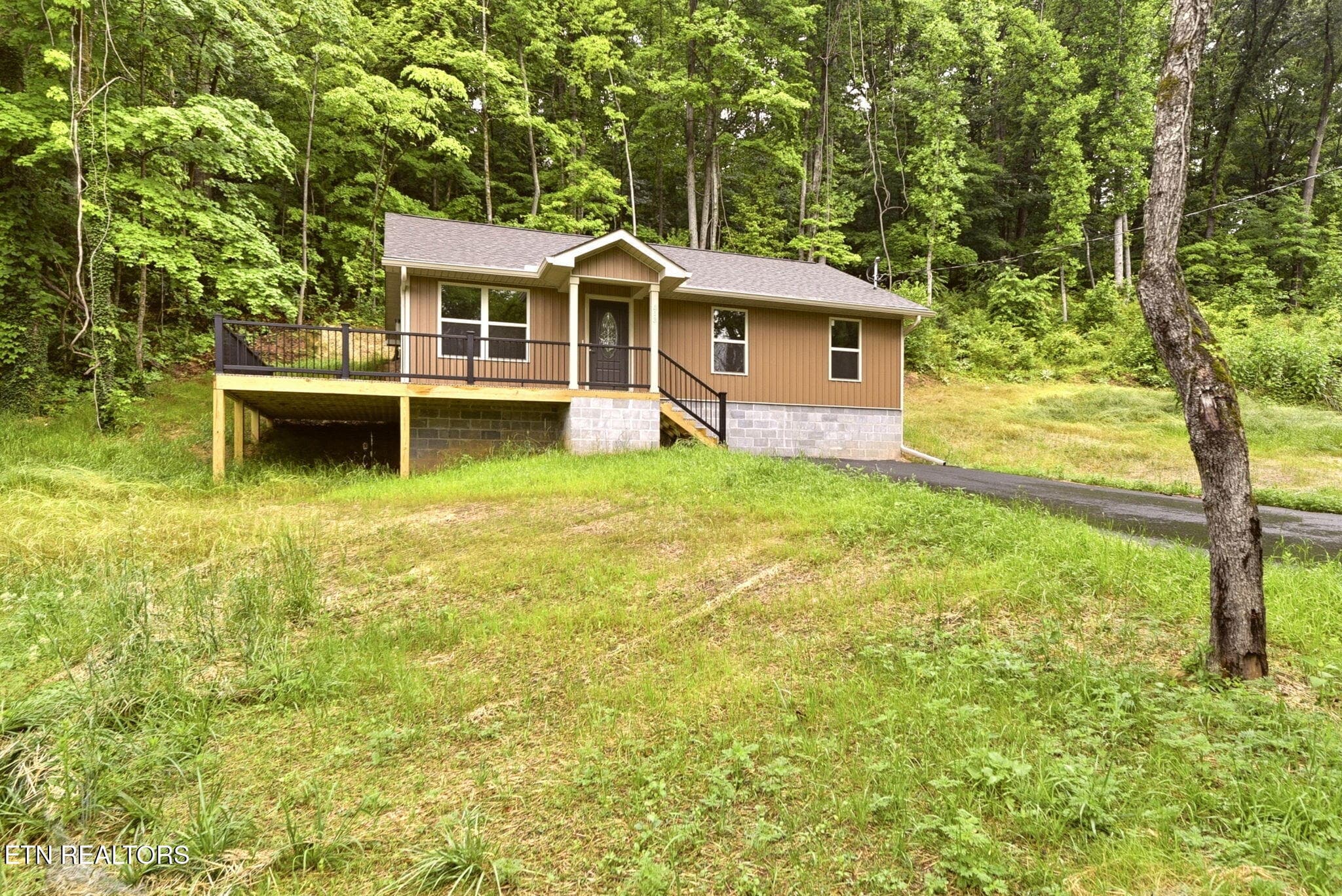 513 front 2 - 513 Hillcrest St, Clinton, TN 37716