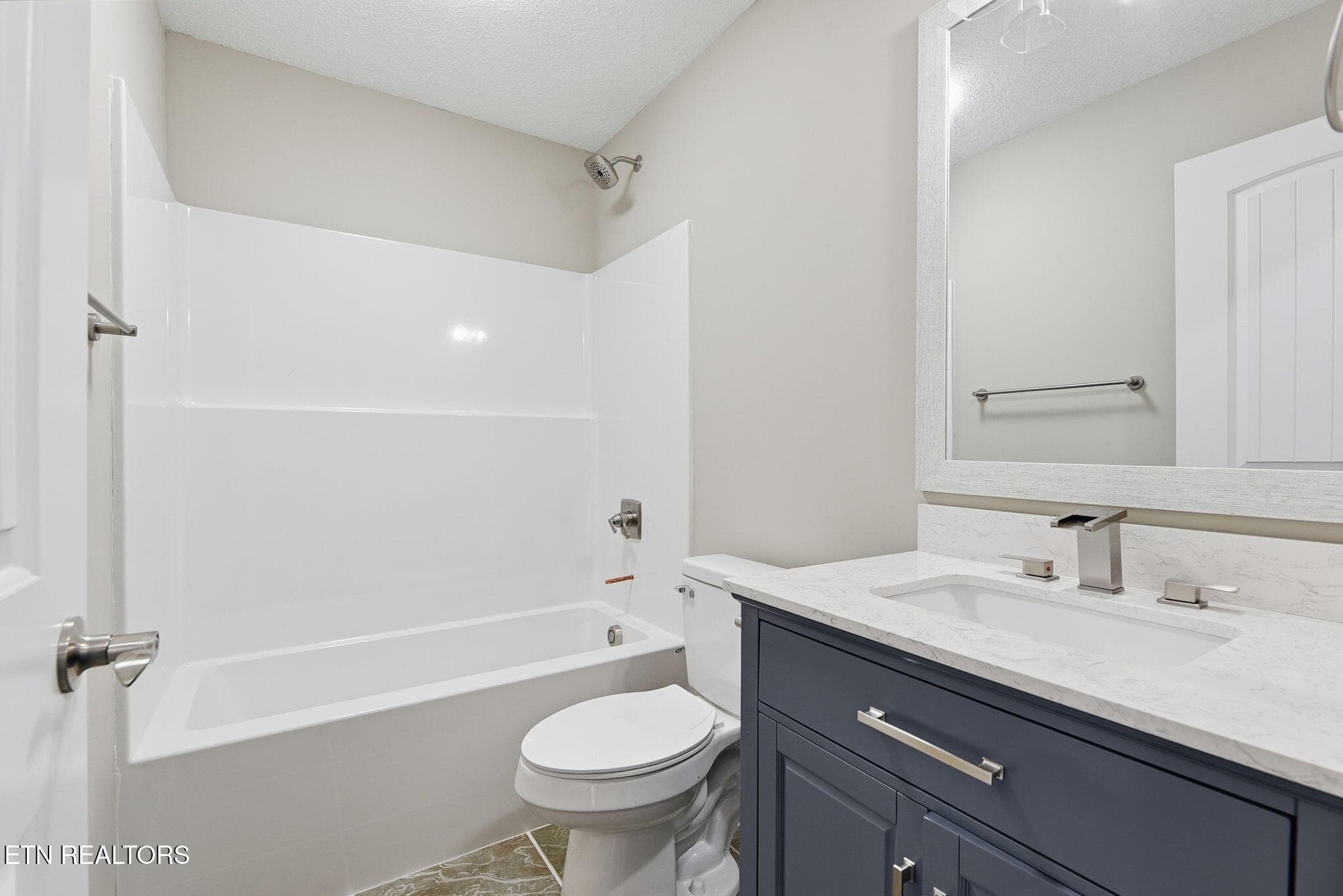 513 bath - 513 Hillcrest St, Clinton, TN 37716