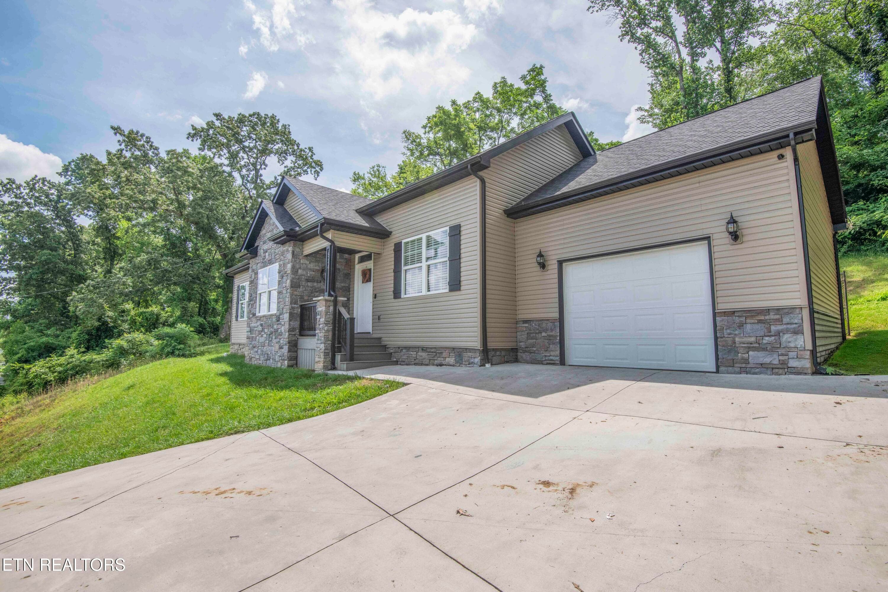 exterior 2_1 - 524 Westbury Drive, Clinton, TN 37716