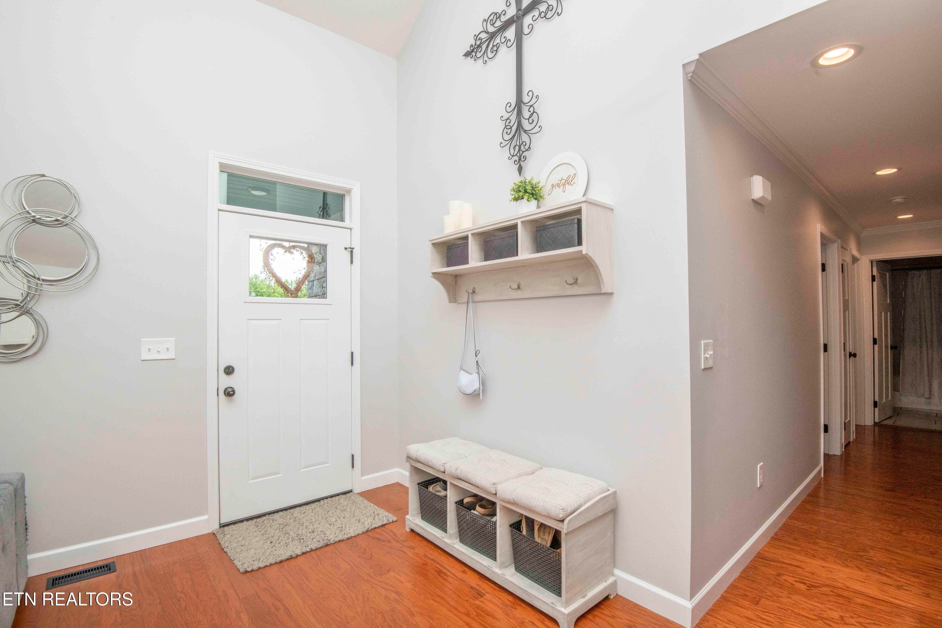 foyer 1_1 - 524 Westbury Drive, Clinton, TN 37716