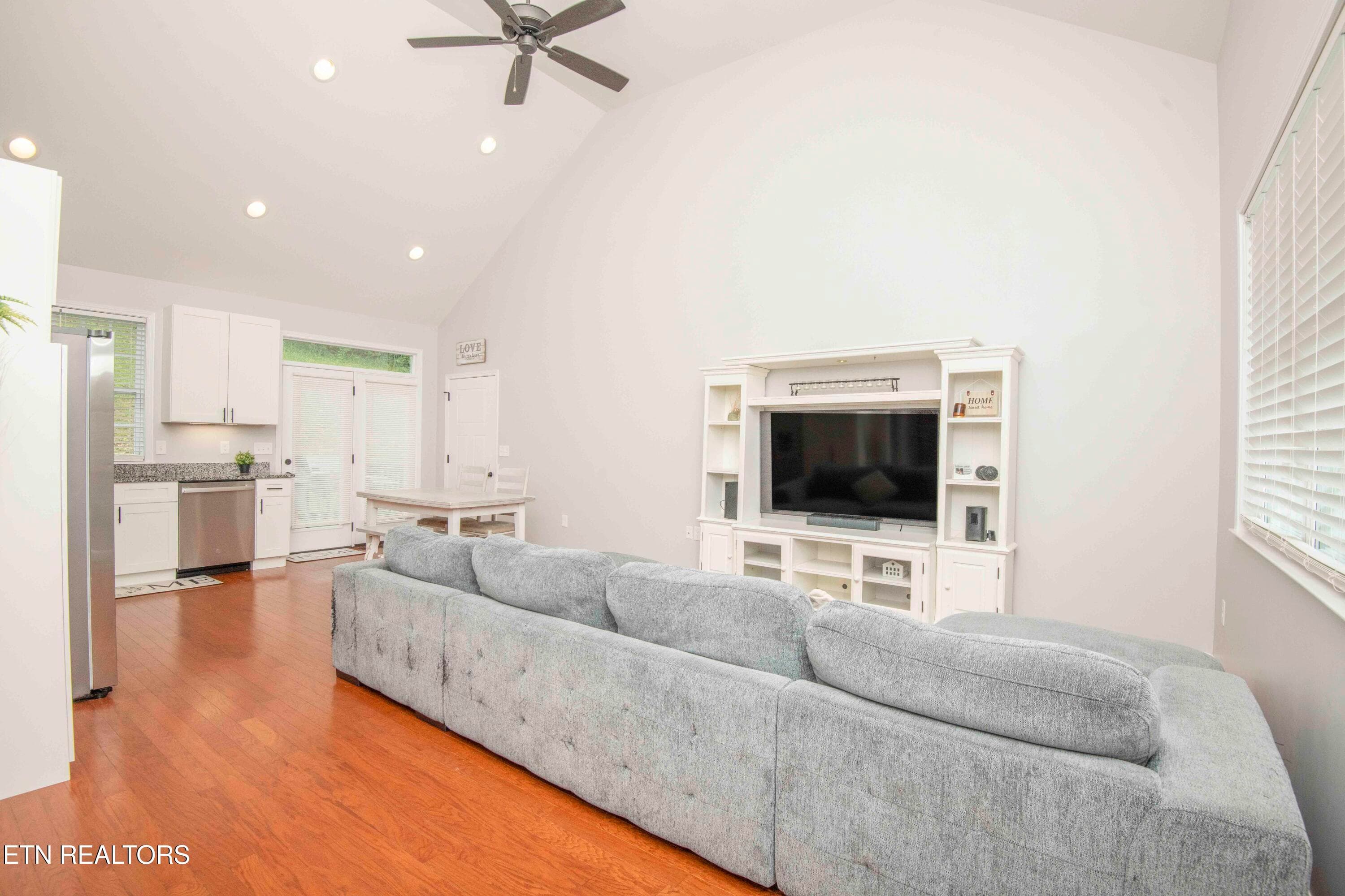 living 1_1 - 524 Westbury Drive, Clinton, TN 37716
