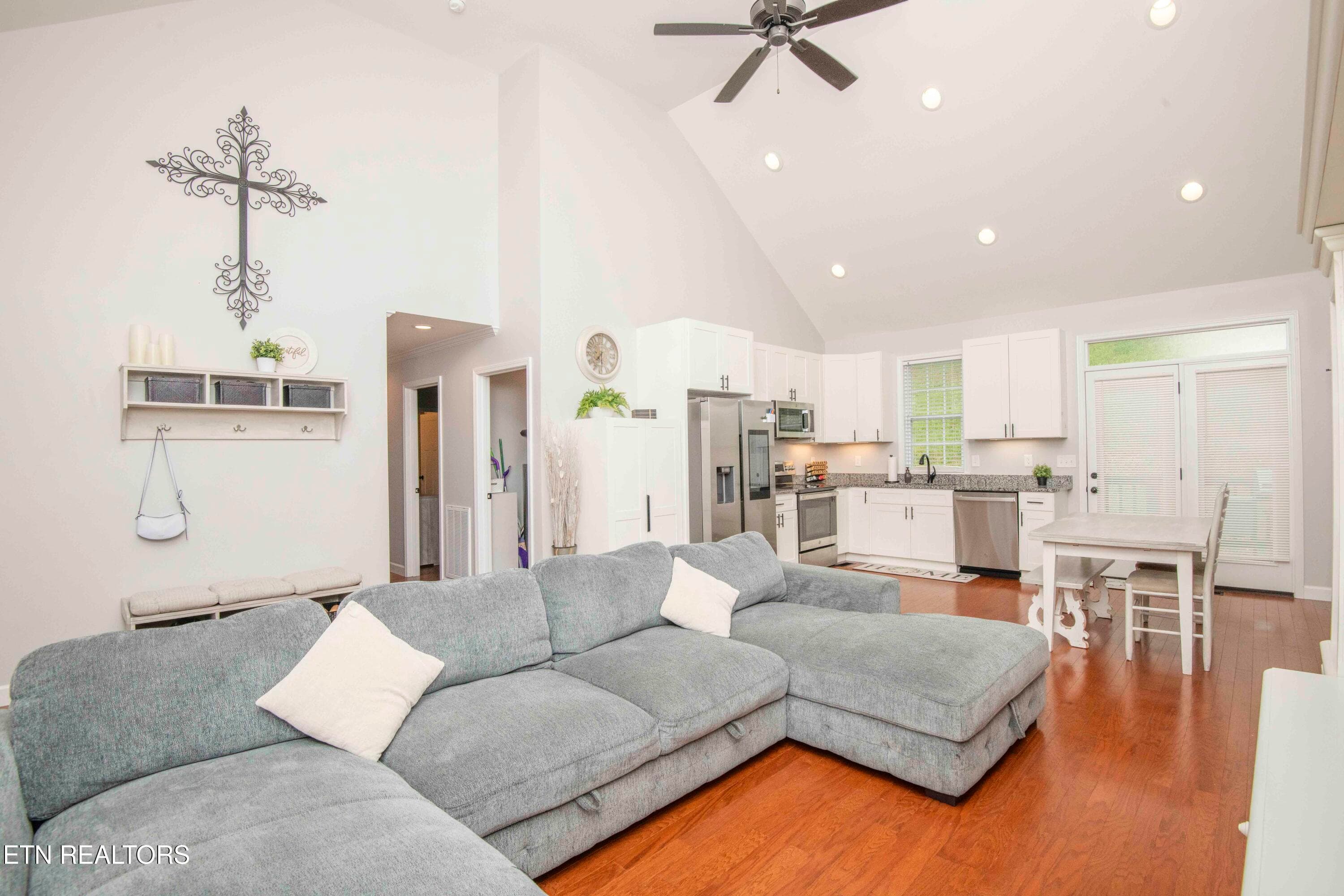 living 2_1 - 524 Westbury Drive, Clinton, TN 37716