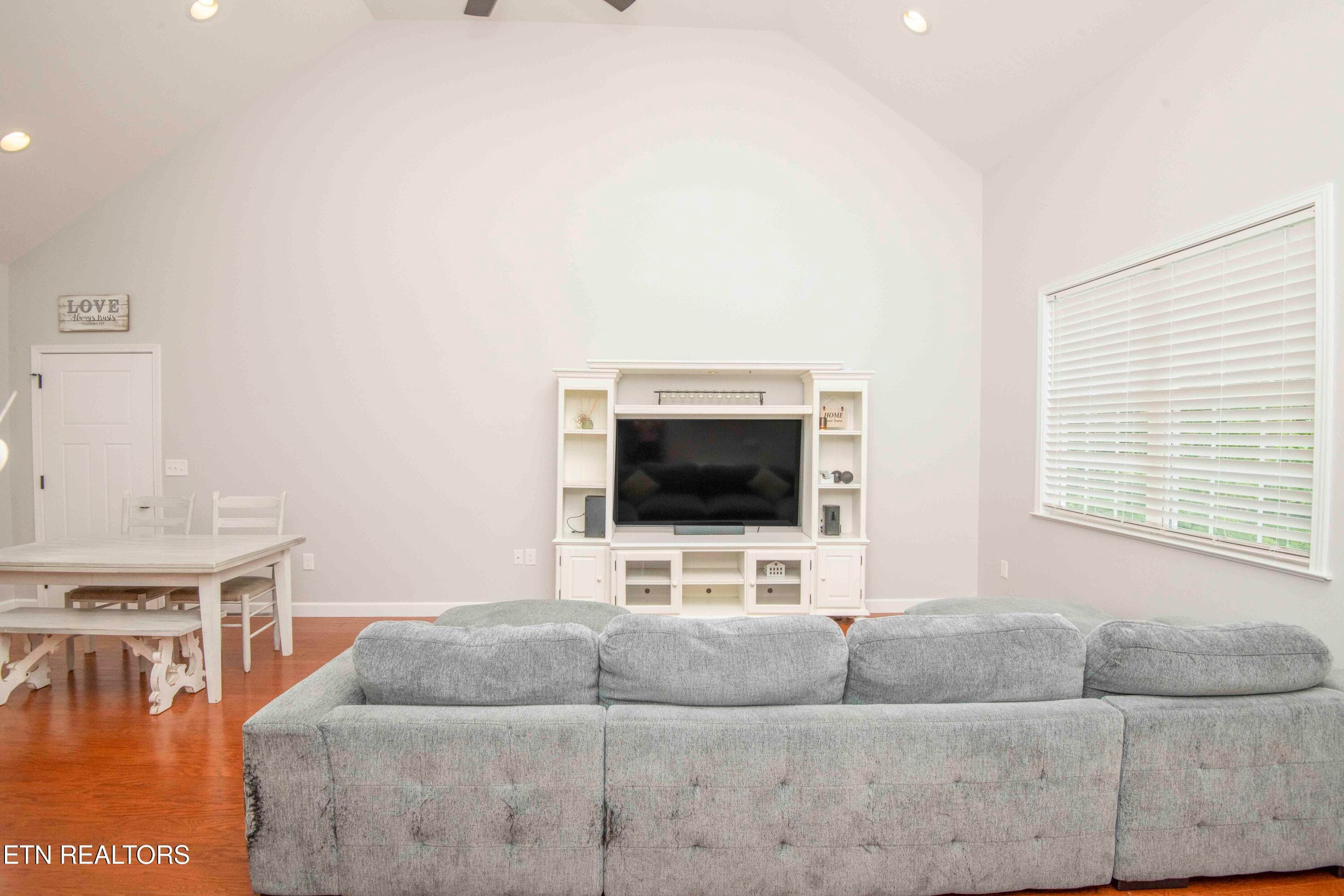 living_1 - 524 Westbury Drive, Clinton, TN 37716