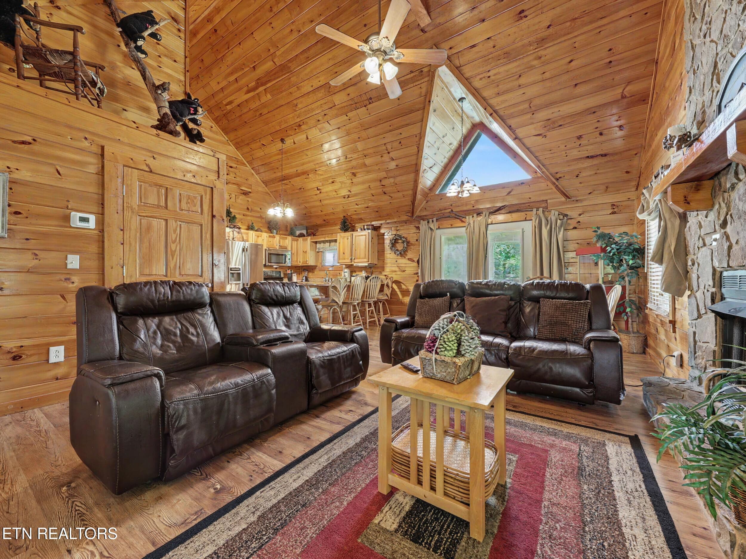 Cabin Decor - 1629 Little Cabin Loop, Pigeon Forge, TN 37862, Pigeon Forge