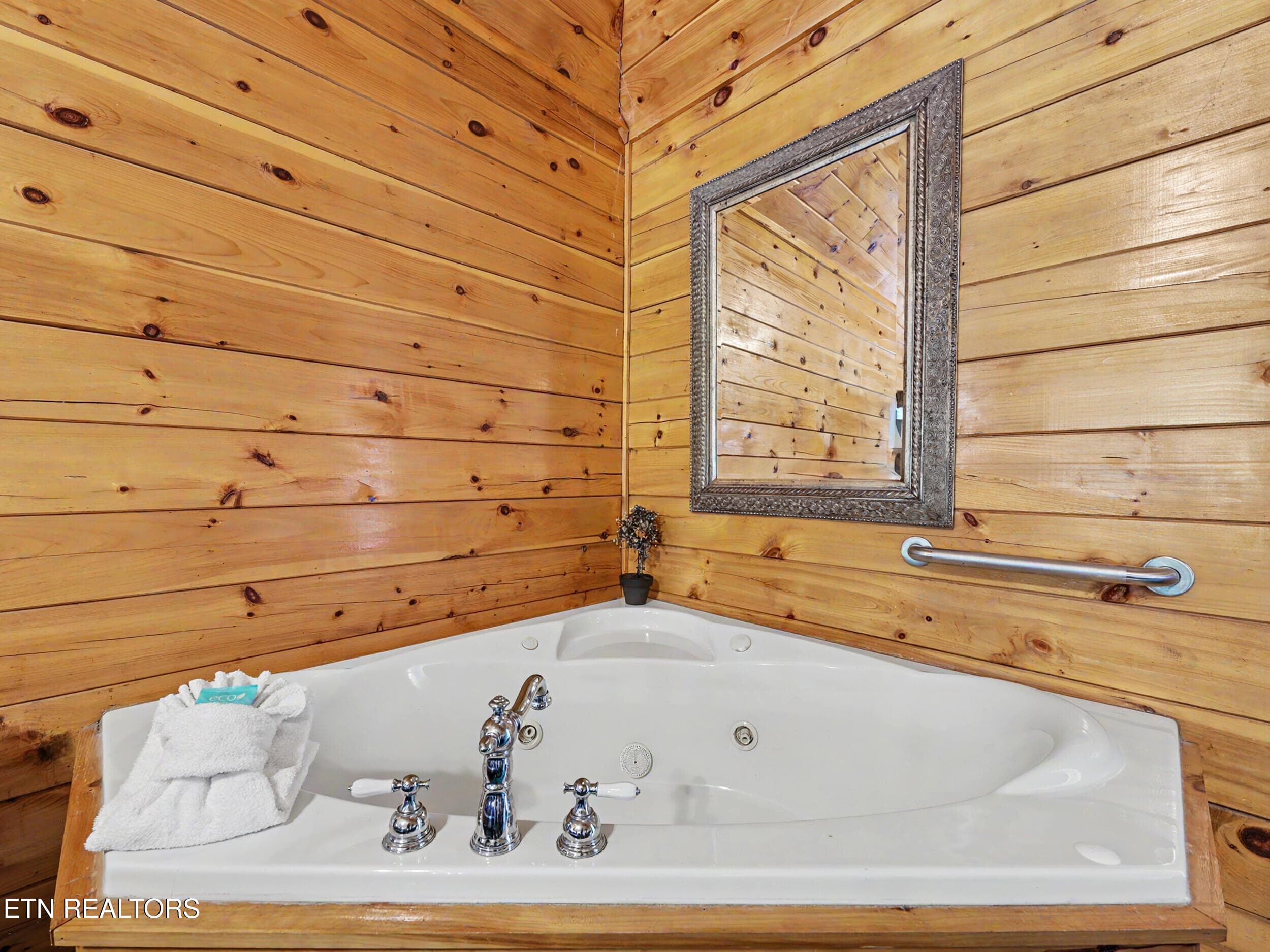 Jetted Tub - 1629 Little Cabin Loop, Pigeon Forge, TN 37862, Pigeon Forge