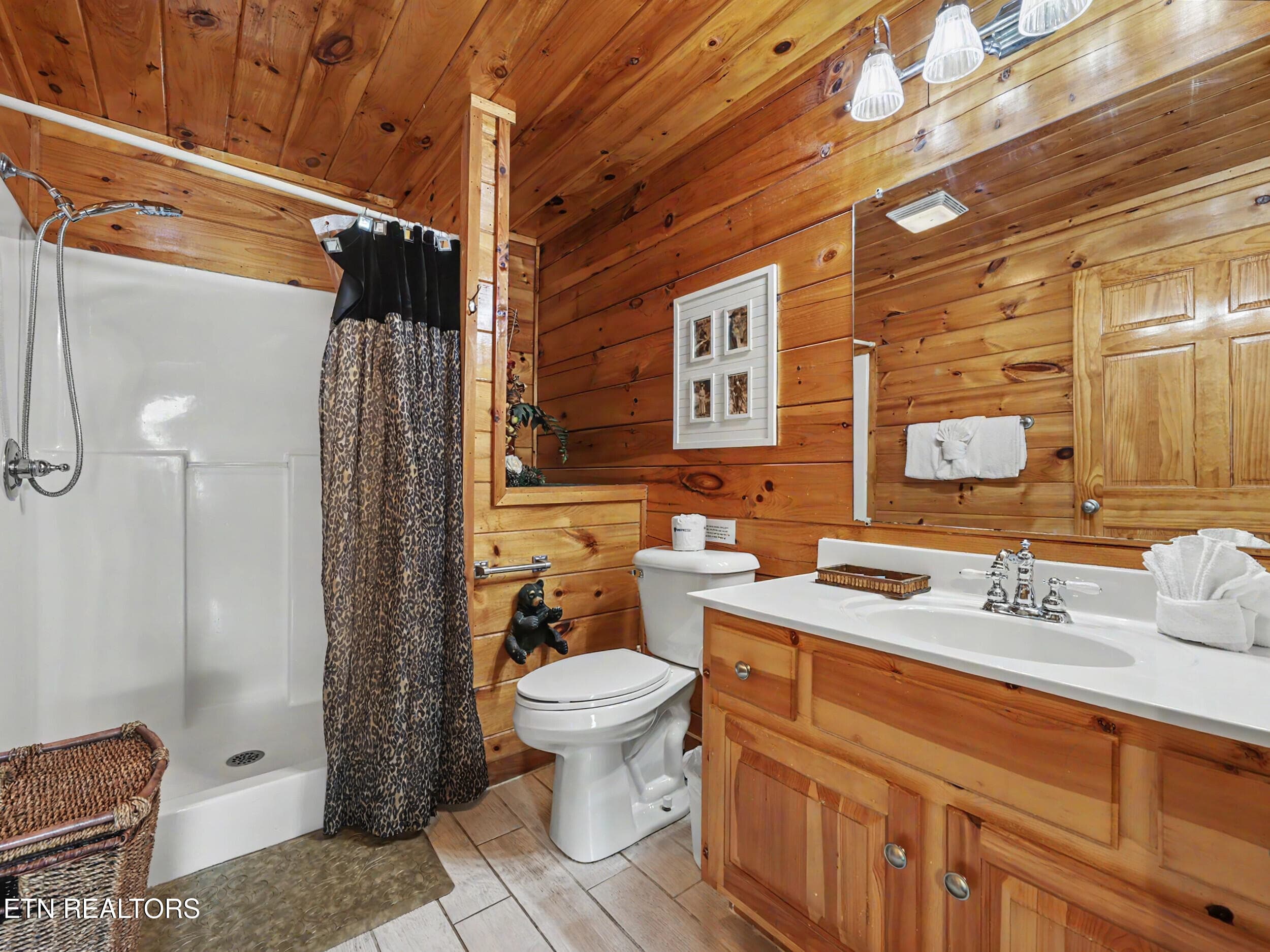Full Main Bathroom - 1629 Little Cabin Loop, Pigeon Forge, TN 37862, Pigeon Forge