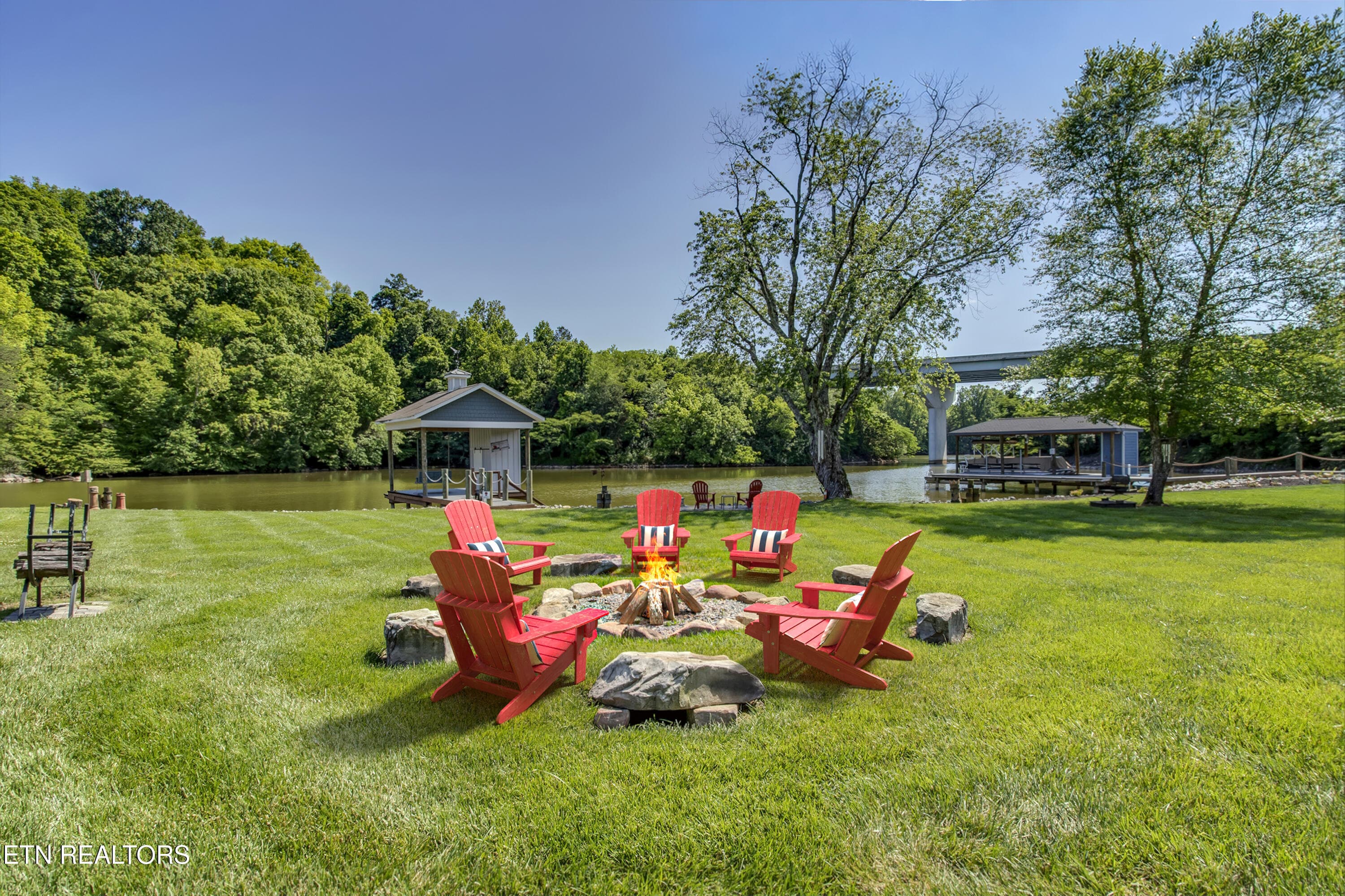 Outdoor firepit - 917 Emory Church Rd, Knoxville, TN 37922