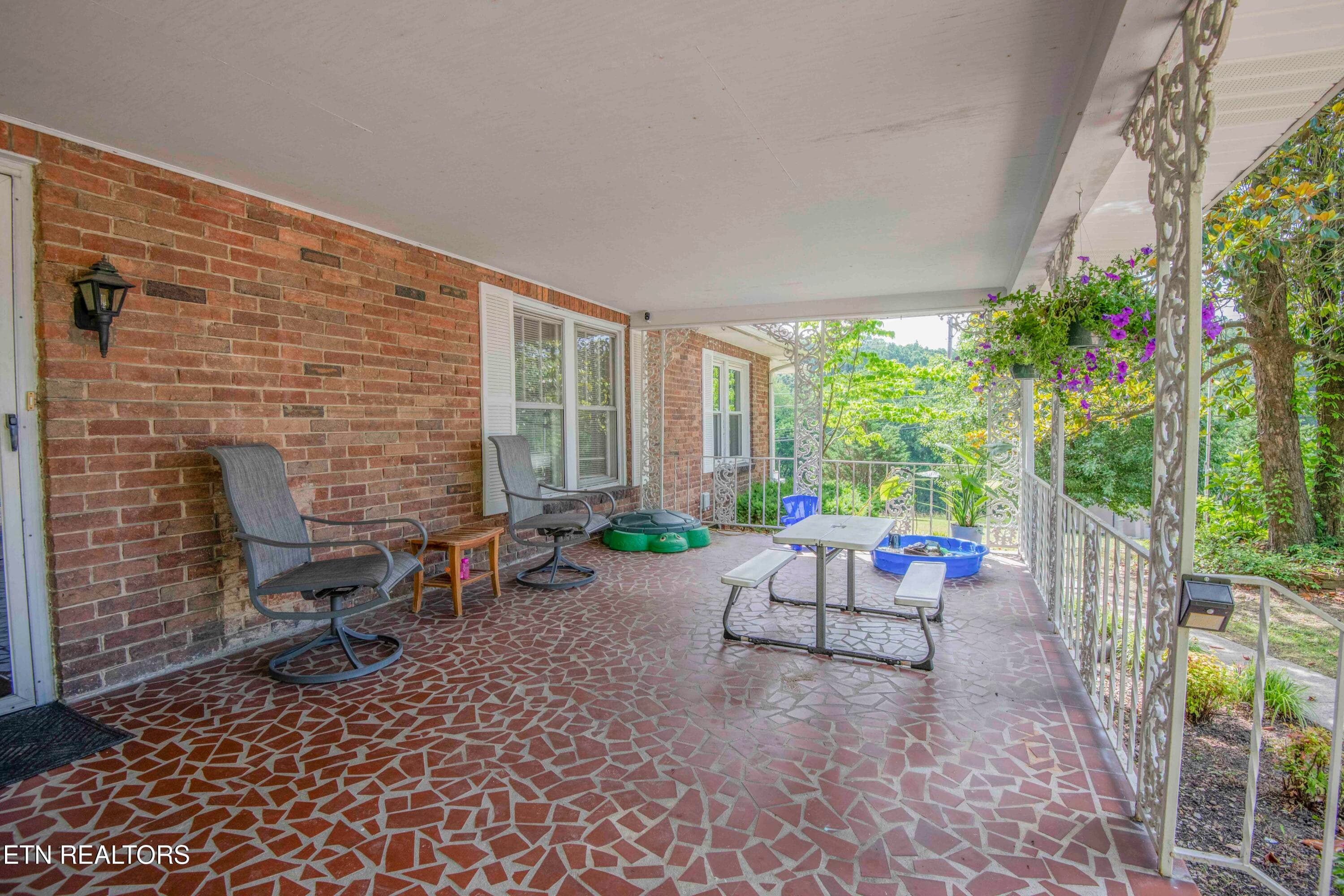 porch 1_1 - 17761 Alberta St, Oneida, TN 37841