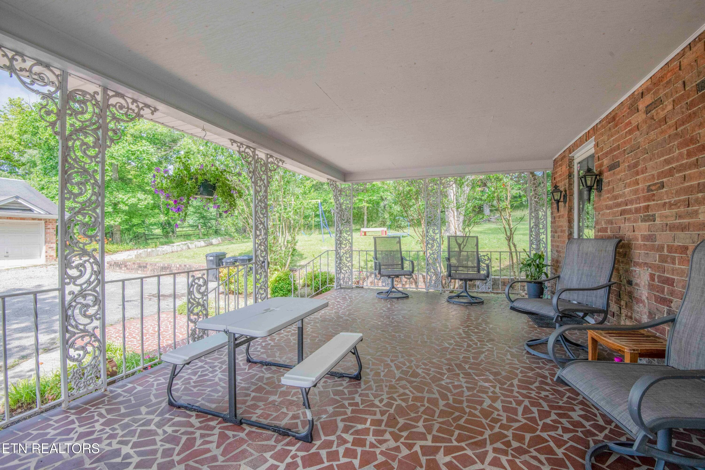 porch_1 - 17761 Alberta St, Oneida, TN 37841