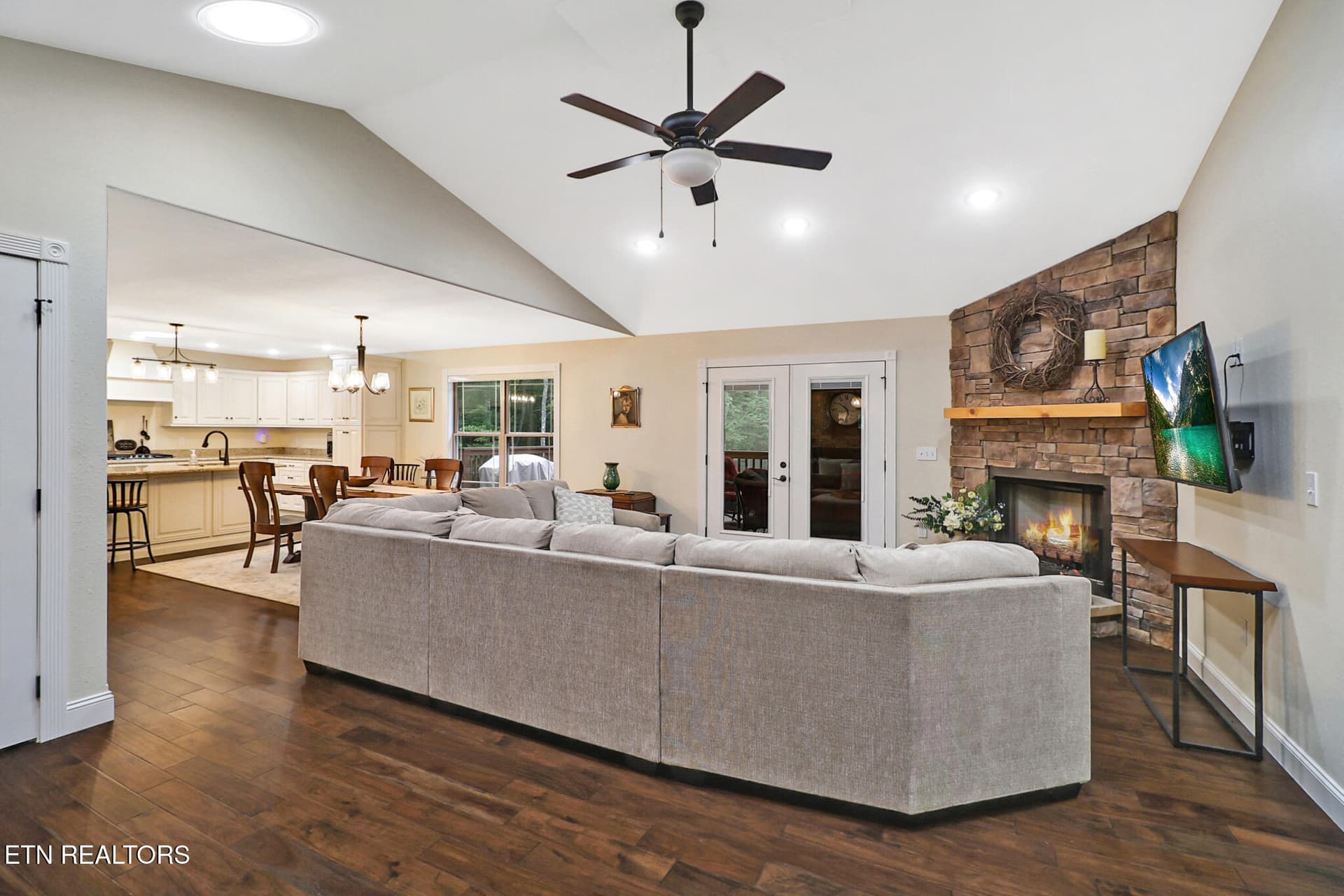 Living Rook - 23 Dove Cote Terrace, Crossville, TN 38558